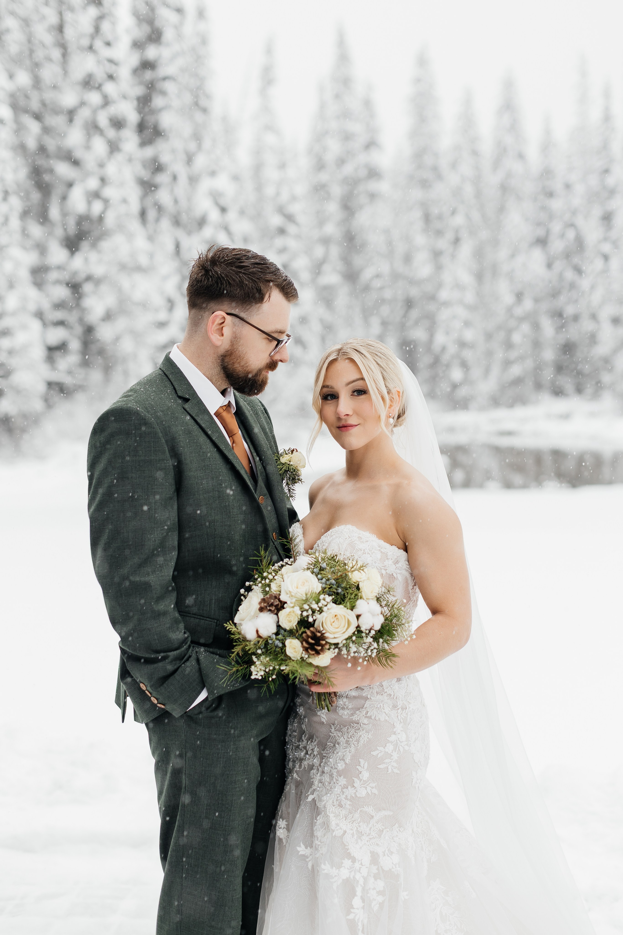 Winter wedding. Emerald lake lodge. Affordable Photographer in Calgary — Tetiana Shuhai