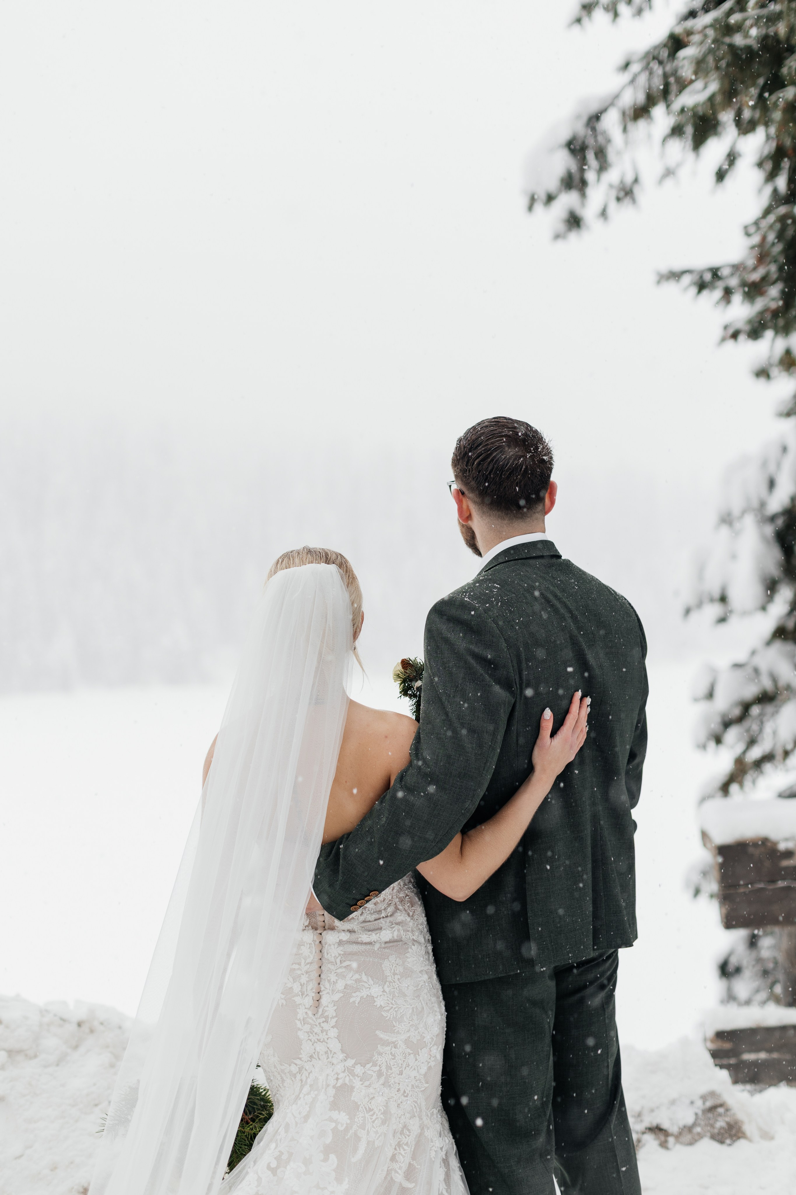 Winter wedding. Emerald lake lodge. Affordable Photographer in Calgary — Tetiana Shuhai