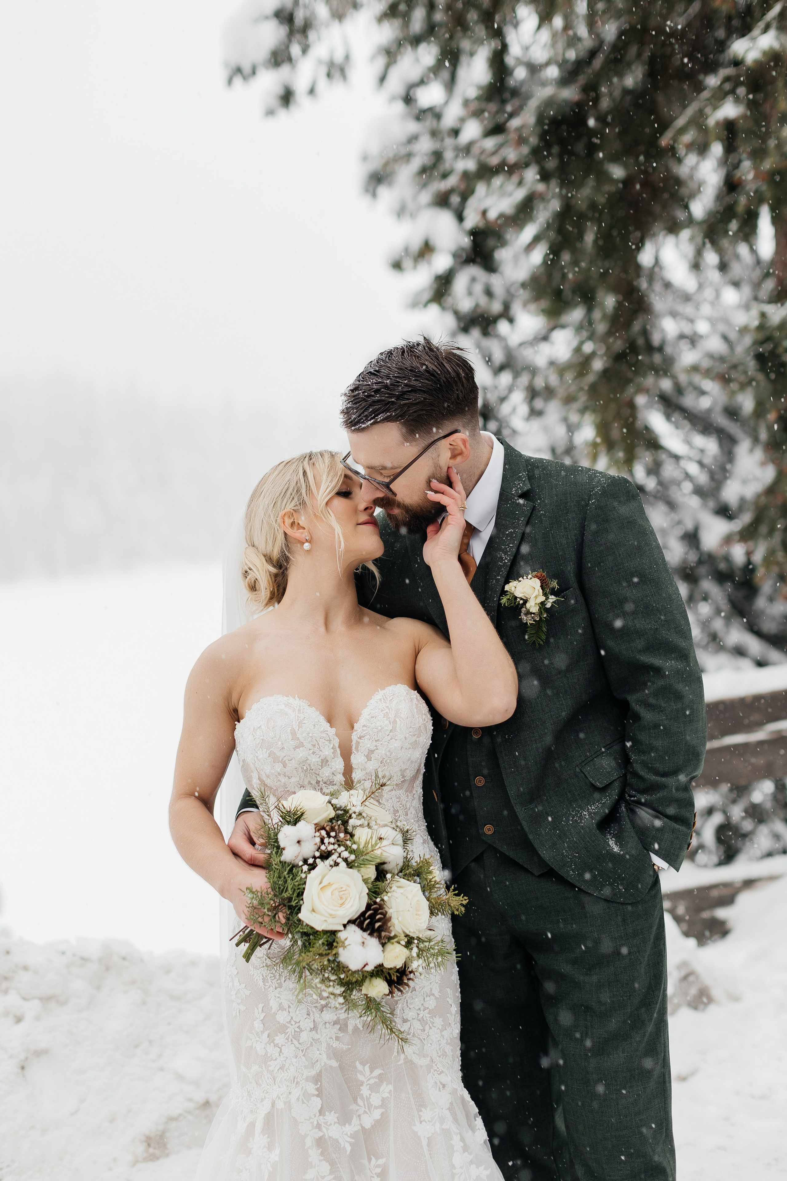 Winter wedding. Emerald lake lodge. Affordable Photographer in Calgary — Tetiana Shuhai