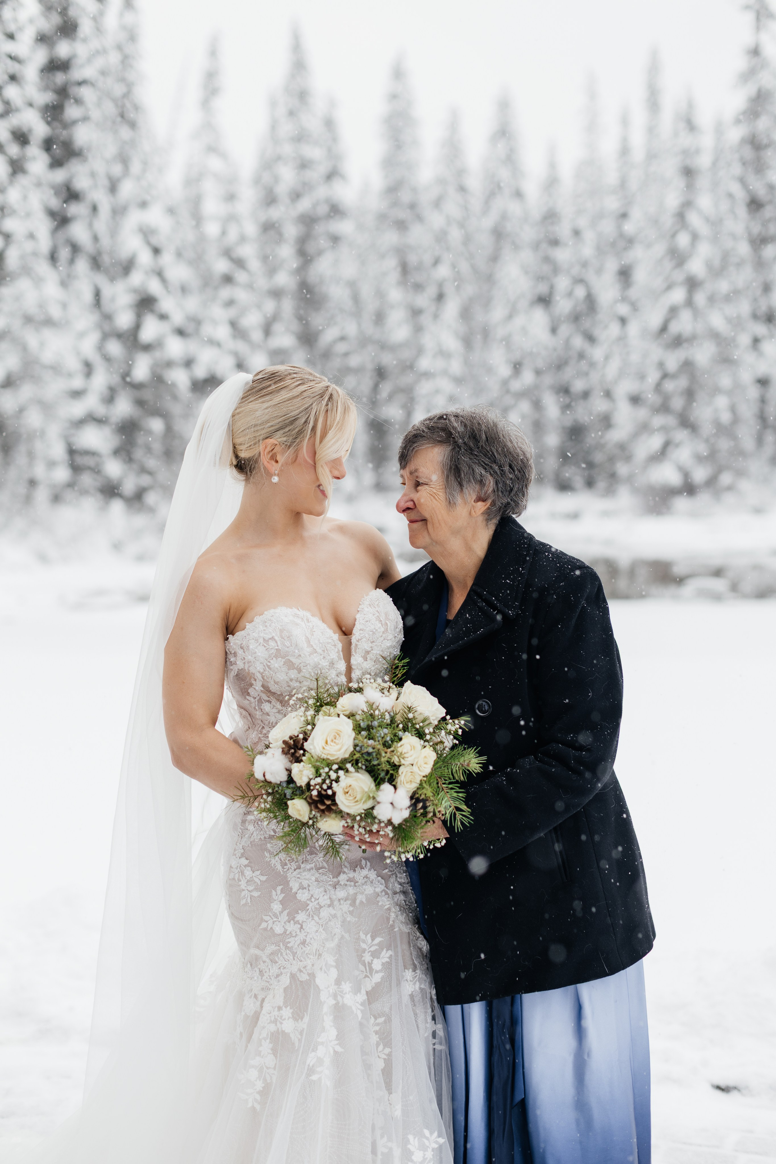 Winter wedding. Emerald lake lodge. Affordable Photographer in Calgary — Tetiana Shuhai