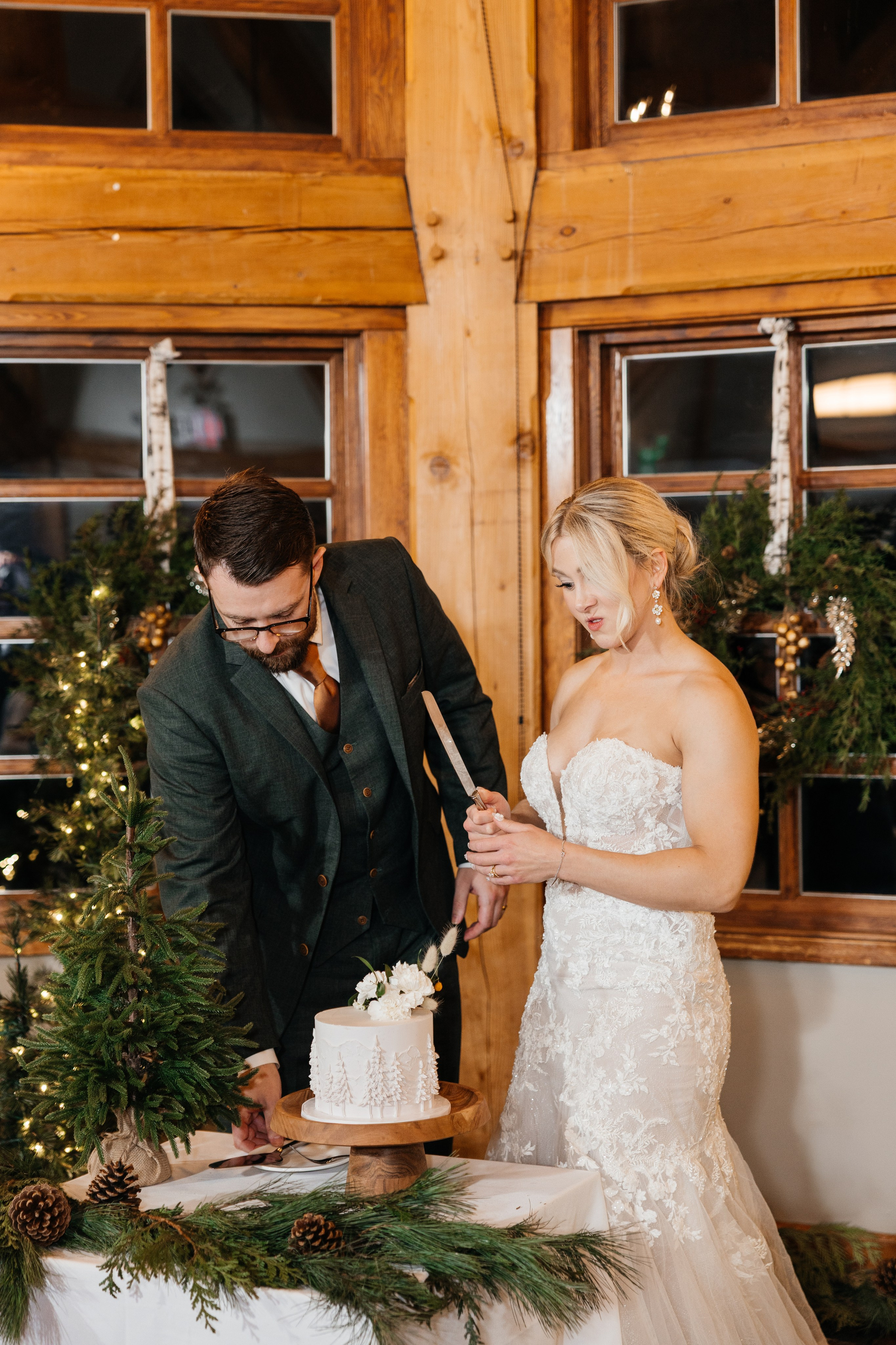 Winter wedding. Emerald lake lodge. Affordable Photographer in Calgary — Tetiana Shuhai