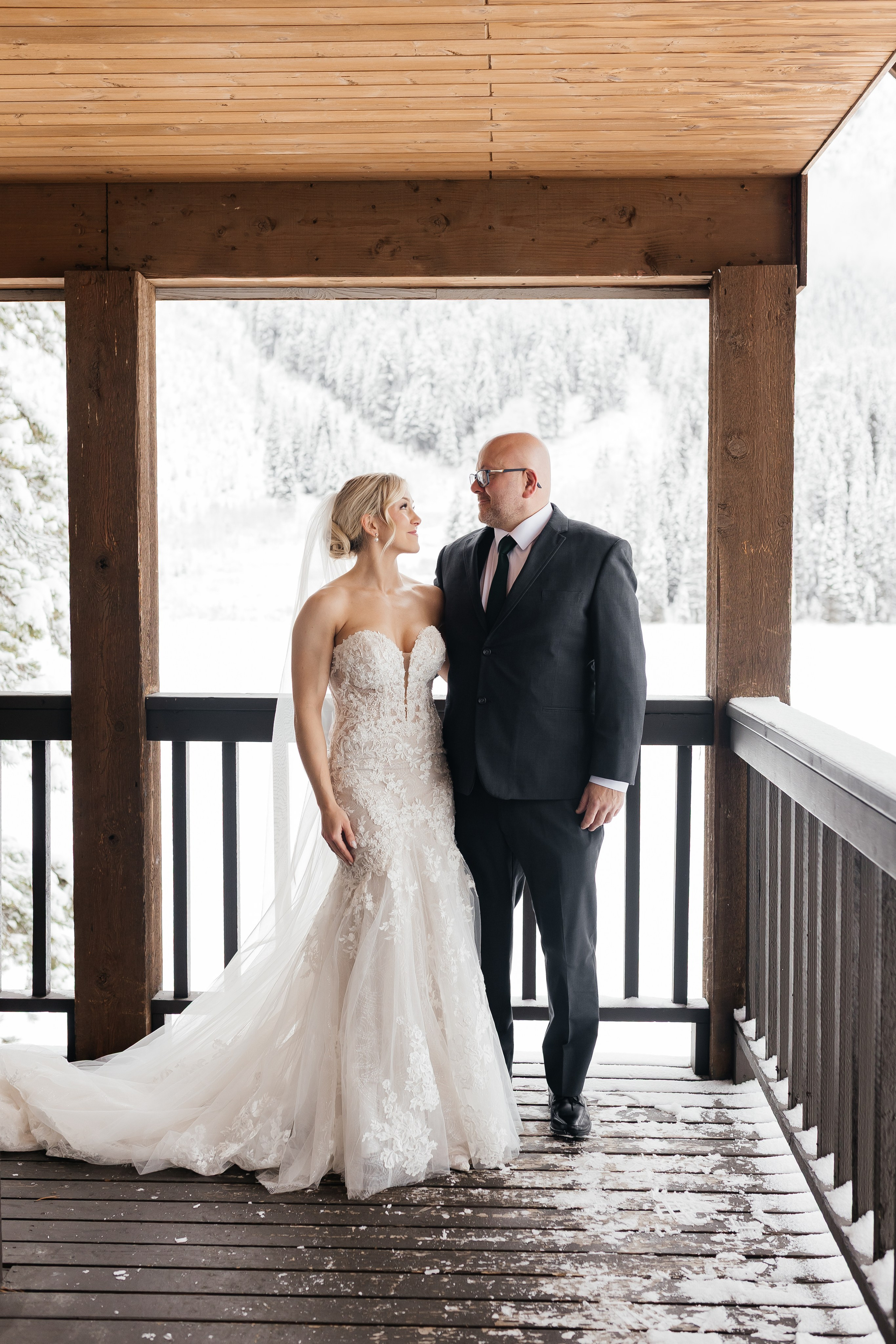 Winter wedding. Emerald lake lodge. Affordable Photographer in Calgary — Tetiana Shuhai