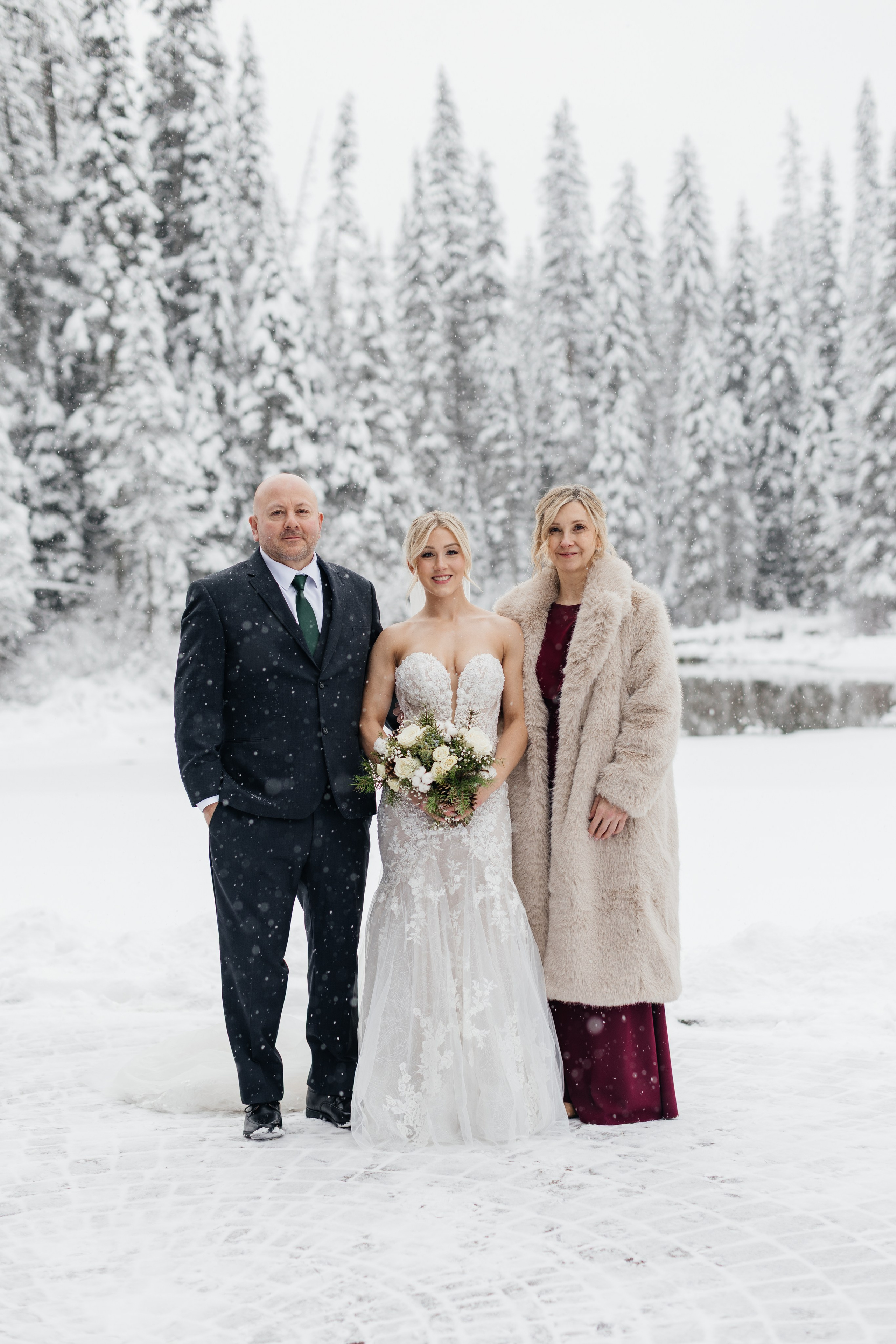 Winter wedding. Emerald lake lodge. Affordable Photographer in Calgary — Tetiana Shuhai
