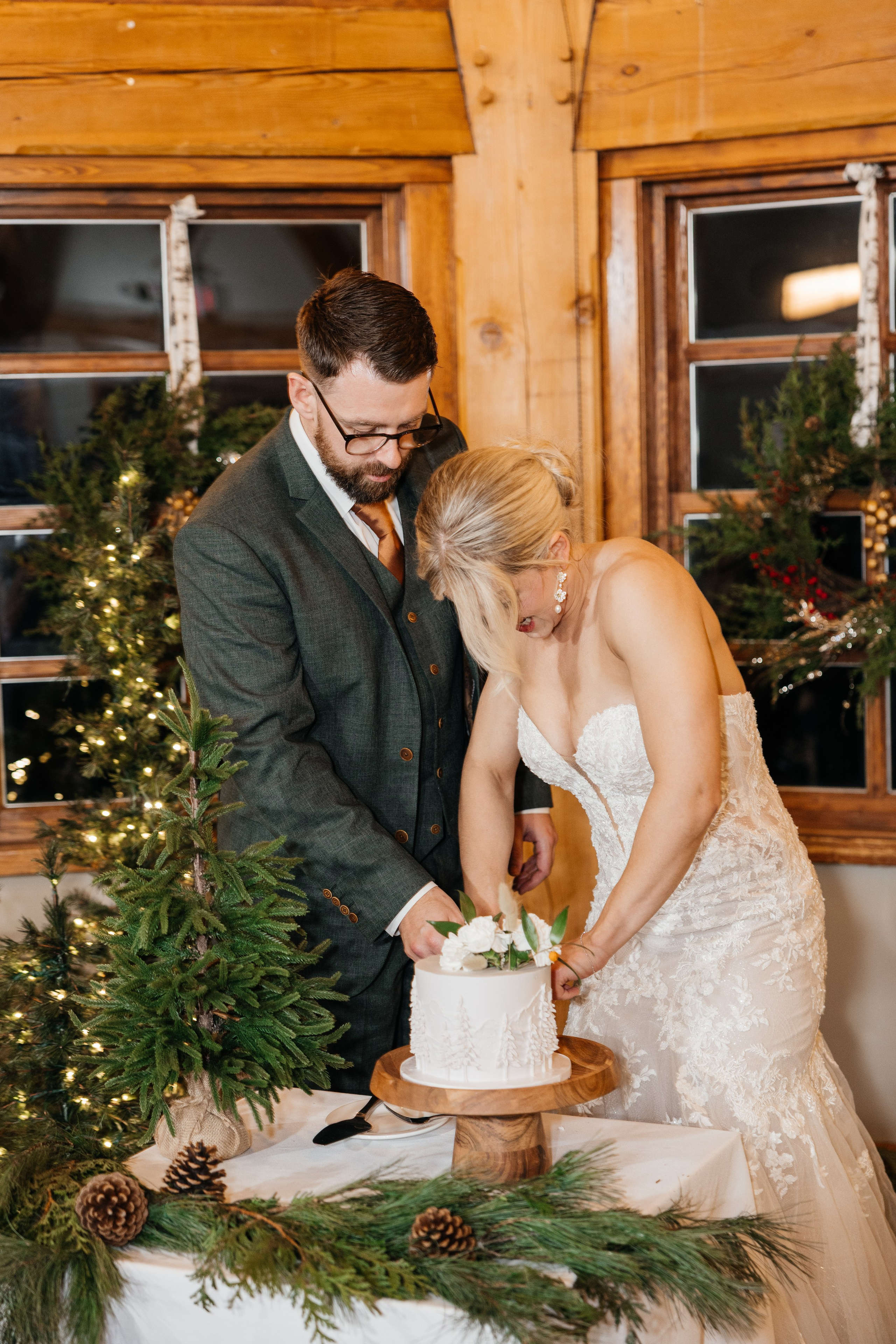 Winter wedding. Emerald lake lodge. Affordable Photographer in Calgary — Tetiana Shuhai