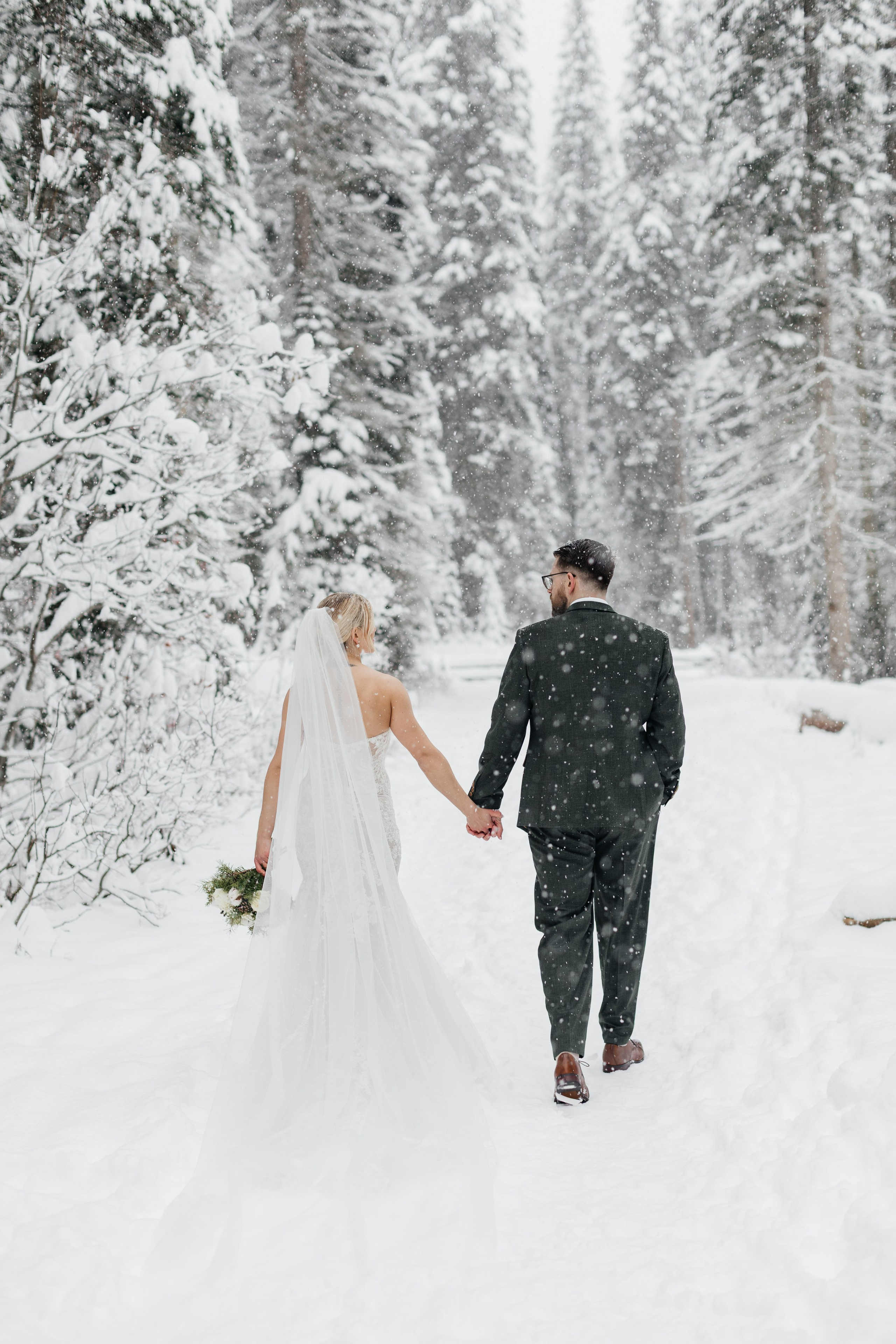 Winter wedding. Emerald lake lodge. Affordable Photographer in Calgary — Tetiana Shuhai