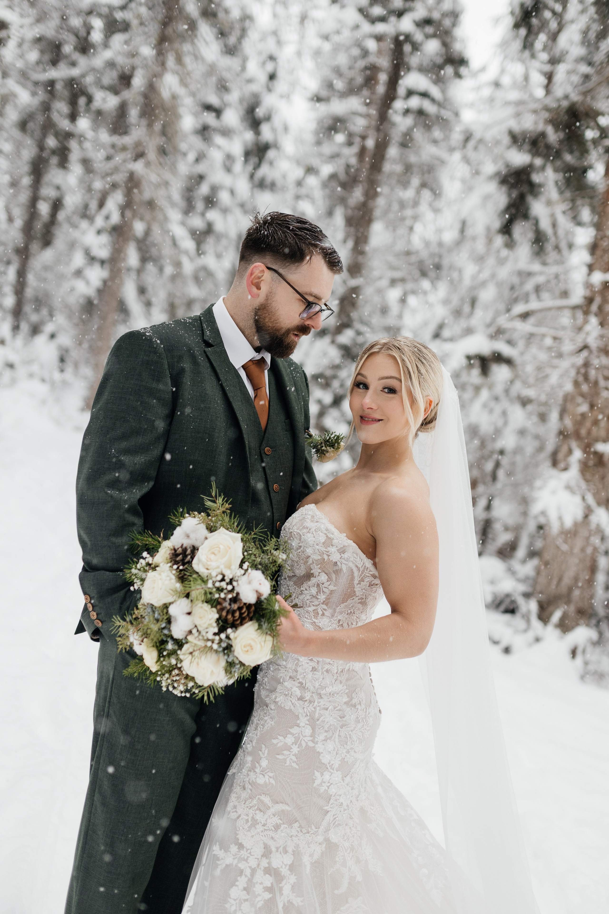 Winter wedding. Emerald lake lodge. Affordable Photographer in Calgary — Tetiana Shuhai