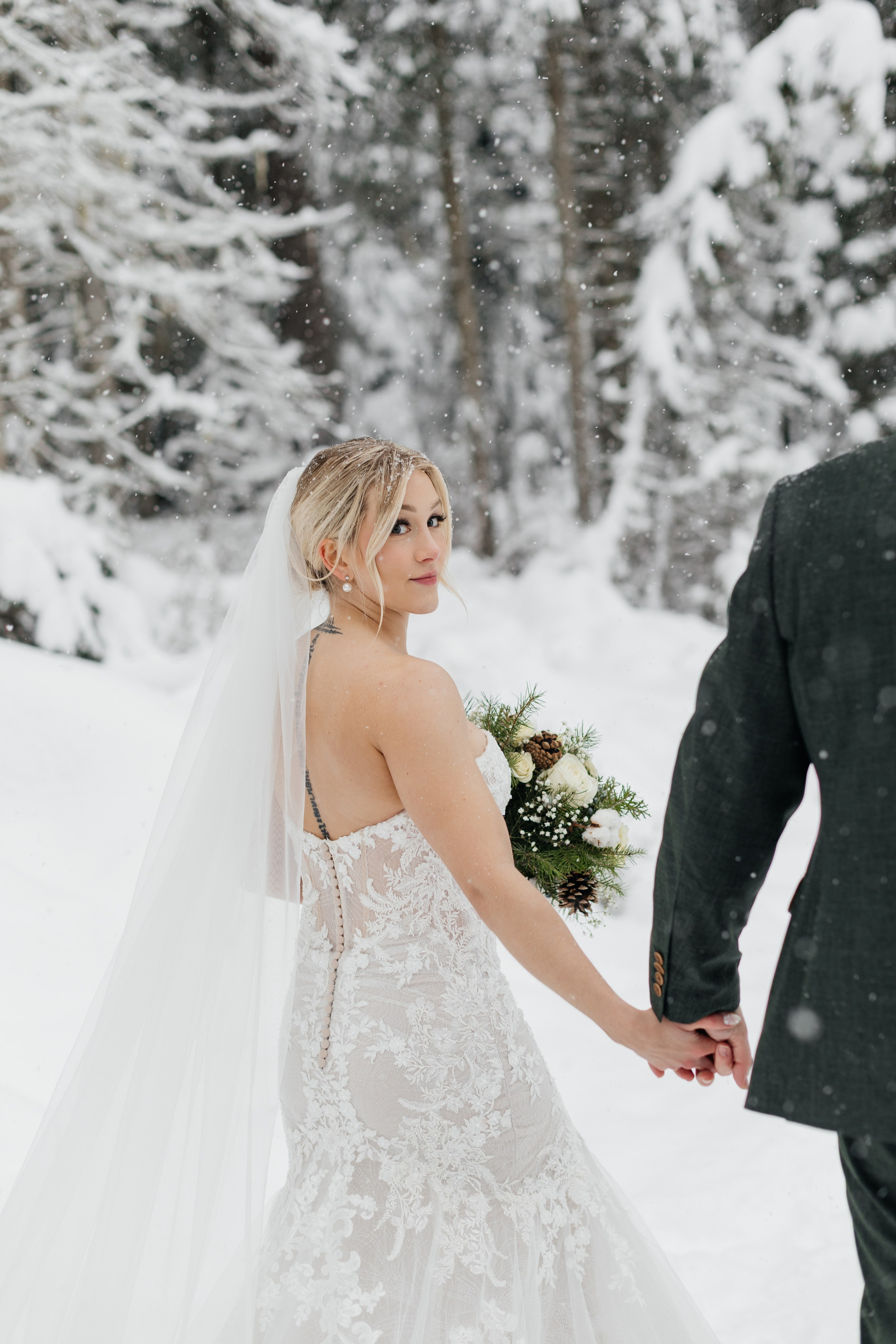 Winter wedding. Emerald lake lodge. Affordable Photographer in Calgary — Tetiana Shuhai