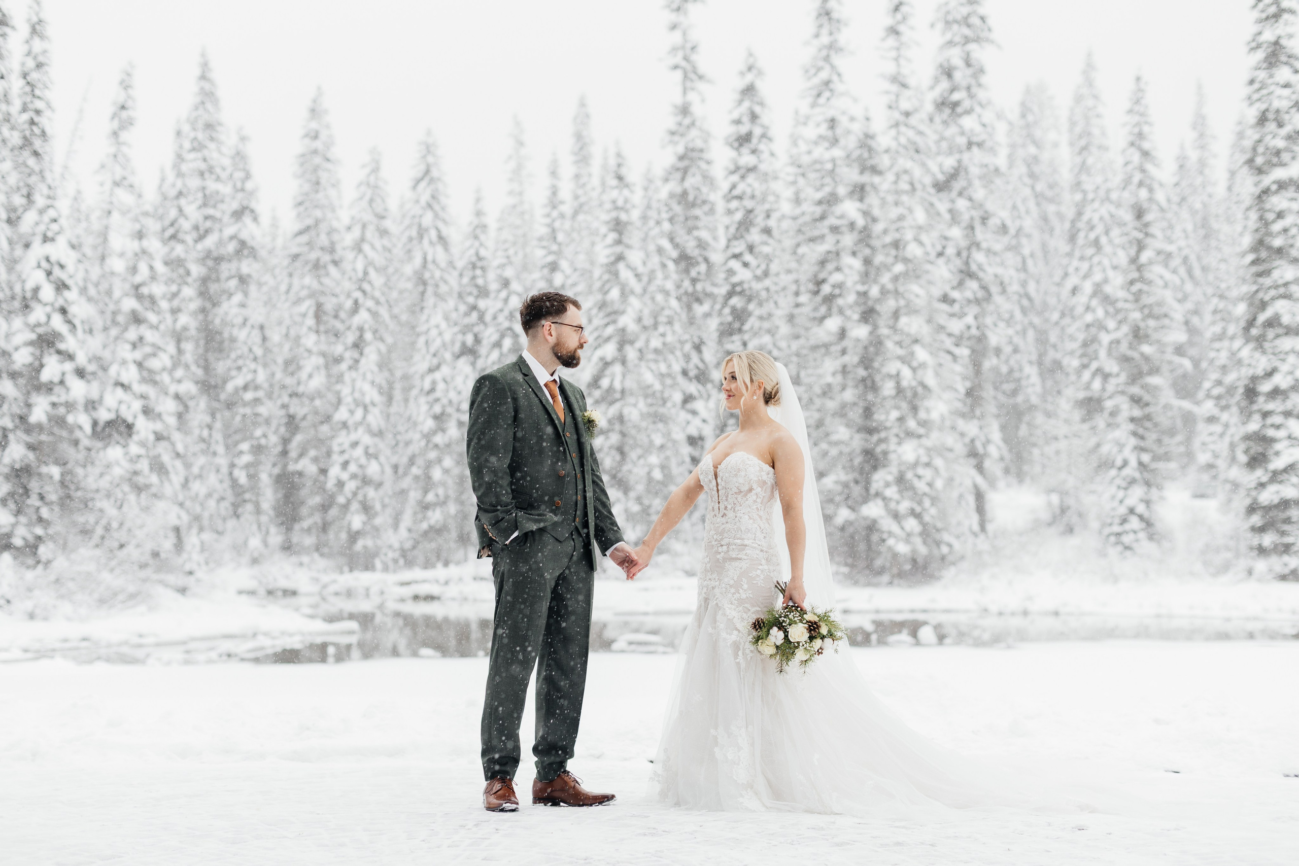 Winter wedding. Emerald lake lodge. Affordable Photographer in Calgary — Tetiana Shuhai