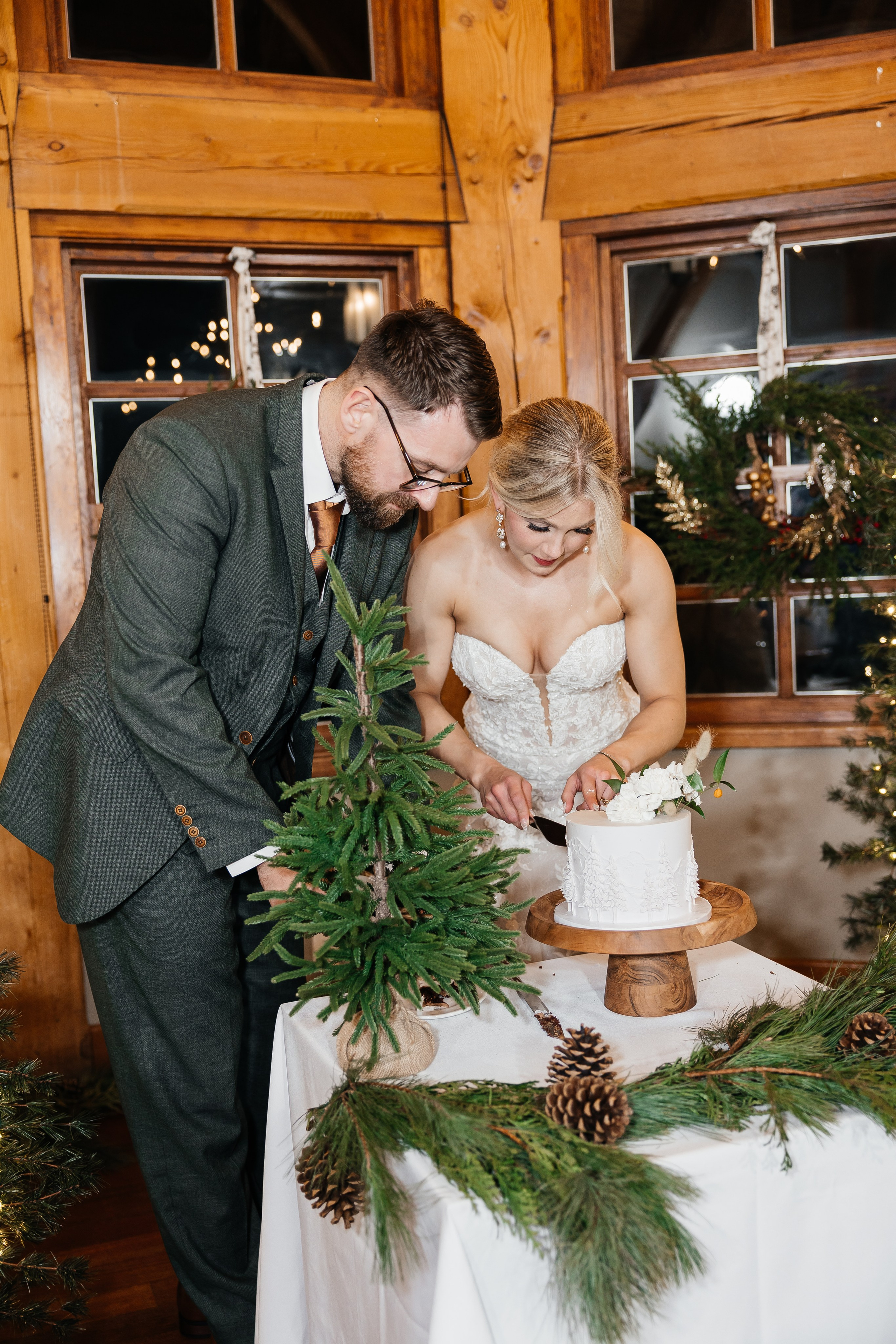 Winter wedding. Emerald lake lodge. Affordable Photographer in Calgary — Tetiana Shuhai