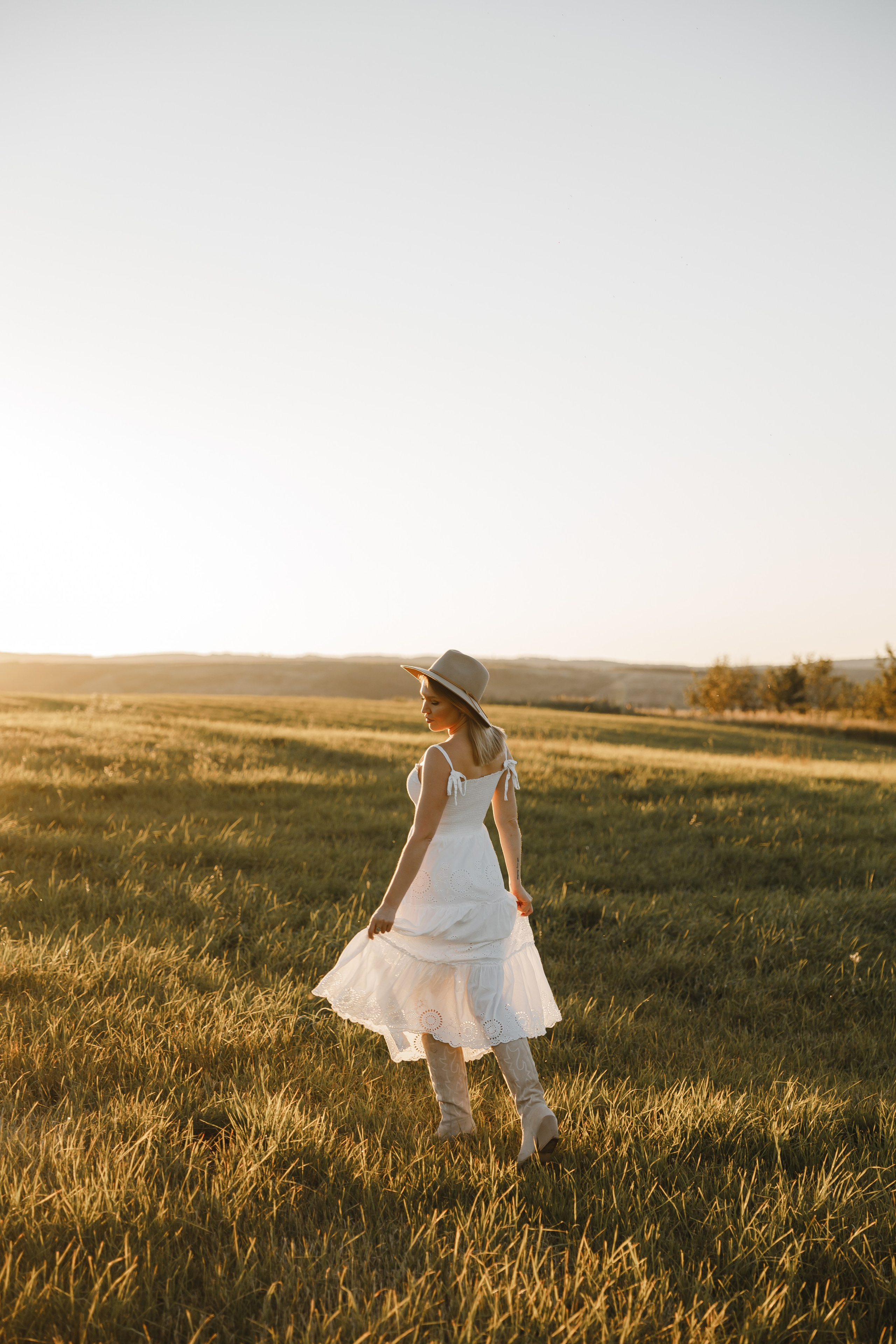 Maria. Sunset photoshoot with hourse