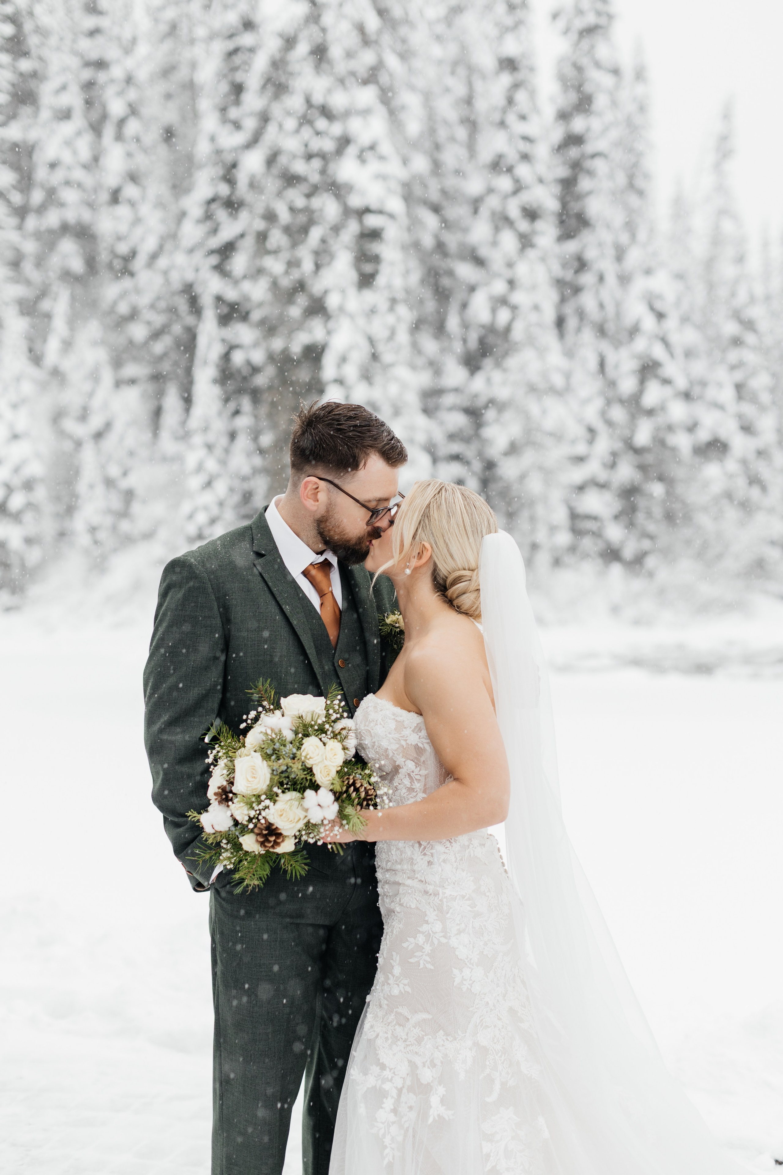 Winter wedding. Emerald lake lodge. Affordable Photographer in Calgary — Tetiana Shuhai