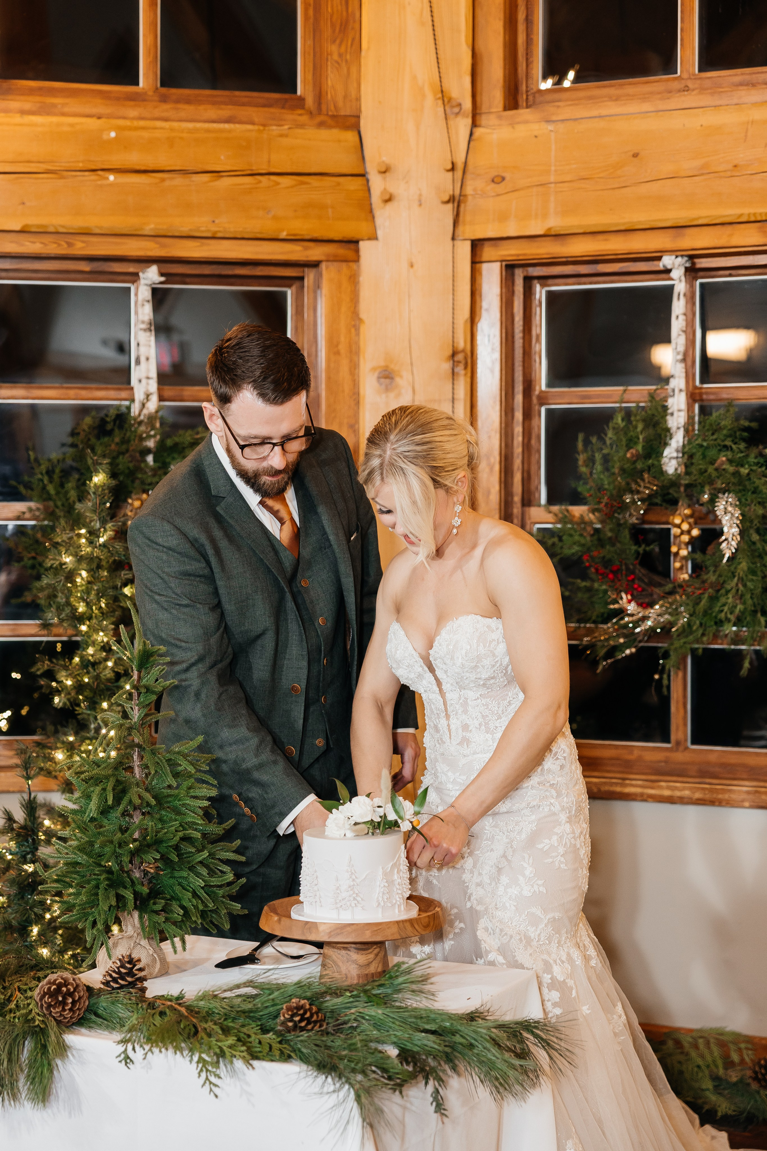 Winter wedding. Emerald lake lodge. Affordable Photographer in Calgary — Tetiana Shuhai