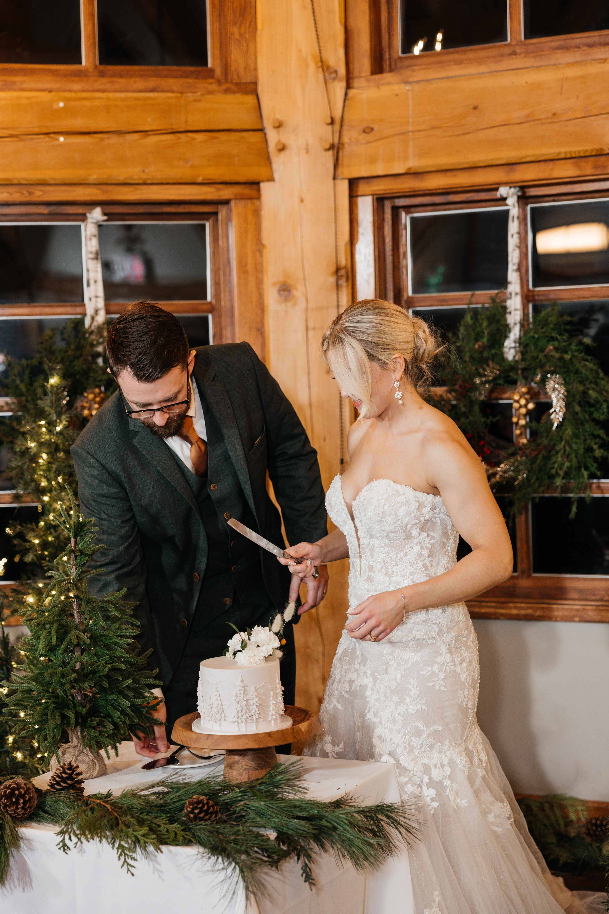 Winter wedding. Emerald lake lodge. Affordable Photographer in Calgary — Tetiana Shuhai