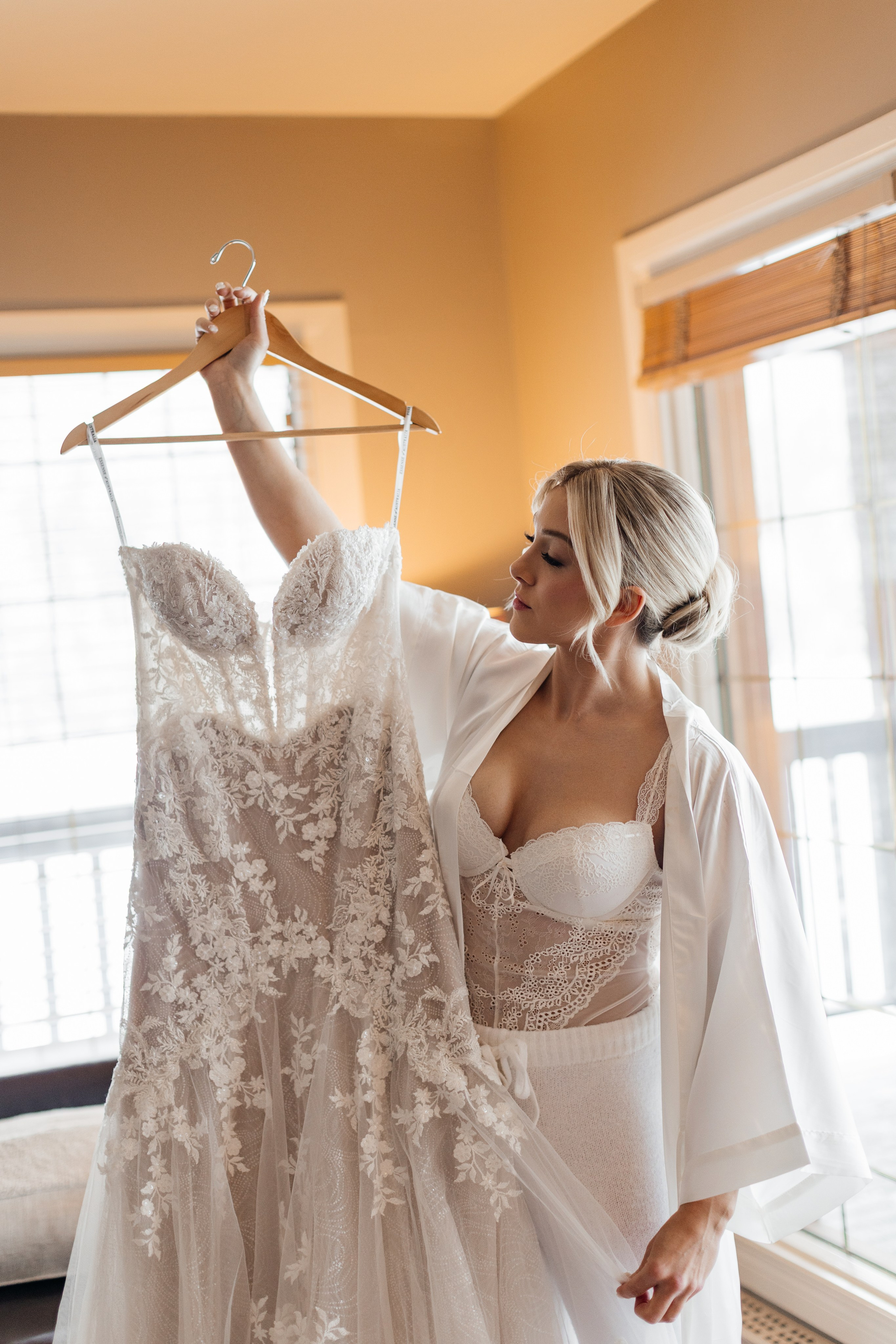 Winter wedding. Emerald lake lodge. Affordable Photographer in Calgary — Tetiana Shuhai