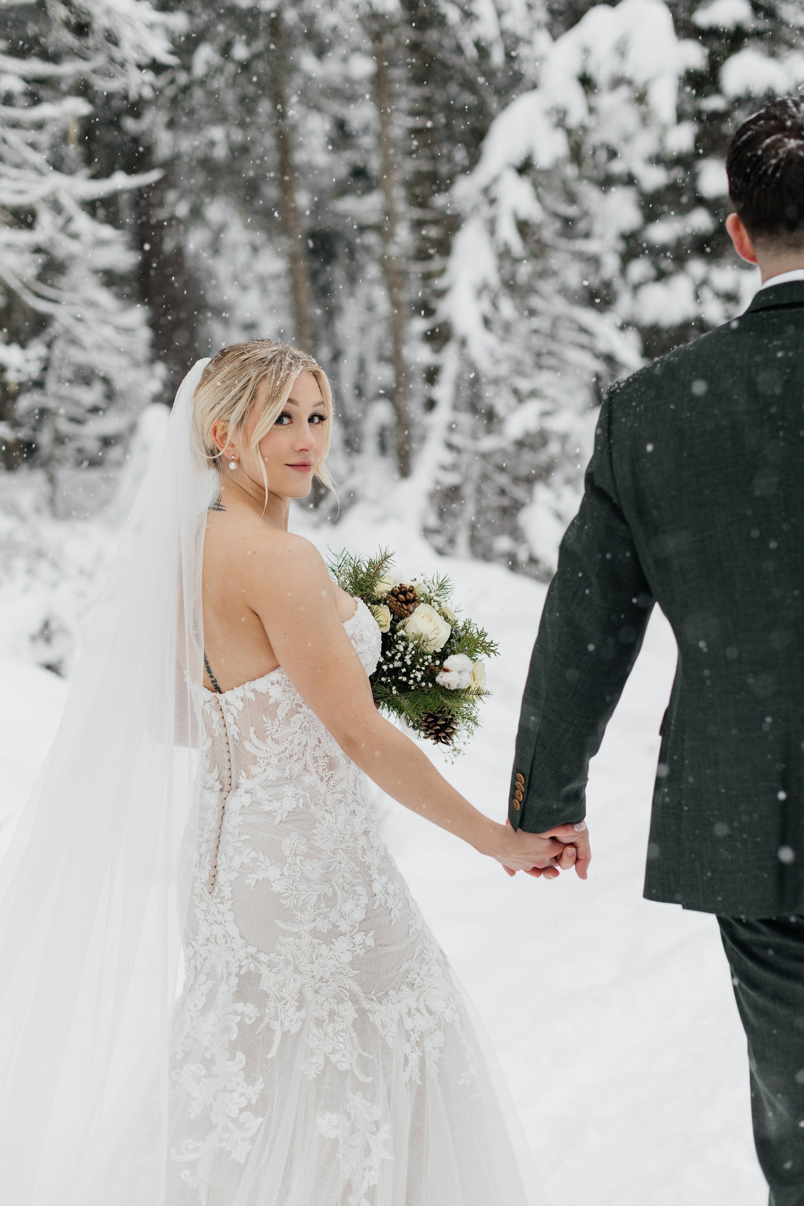 Winter wedding. Emerald lake lodge. Affordable Photographer in Calgary — Tetiana Shuhai