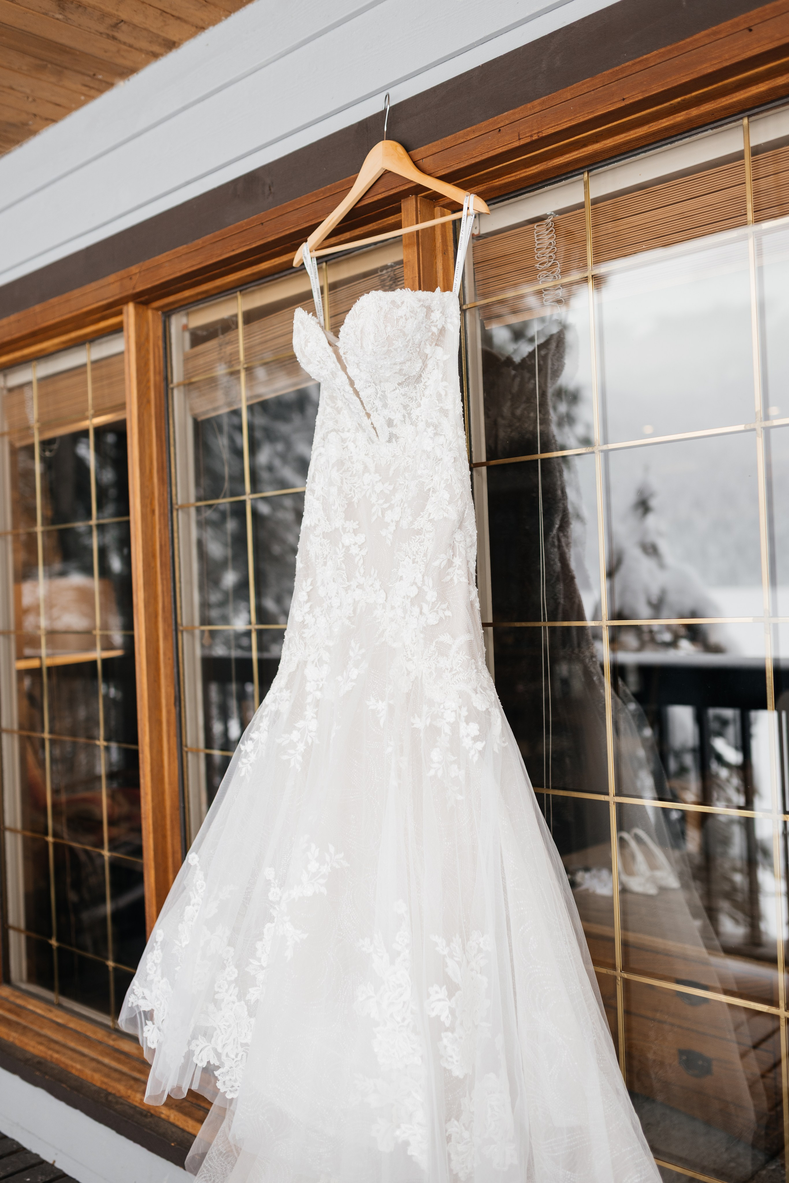 Winter wedding. Emerald lake lodge. Affordable Photographer in Calgary — Tetiana Shuhai