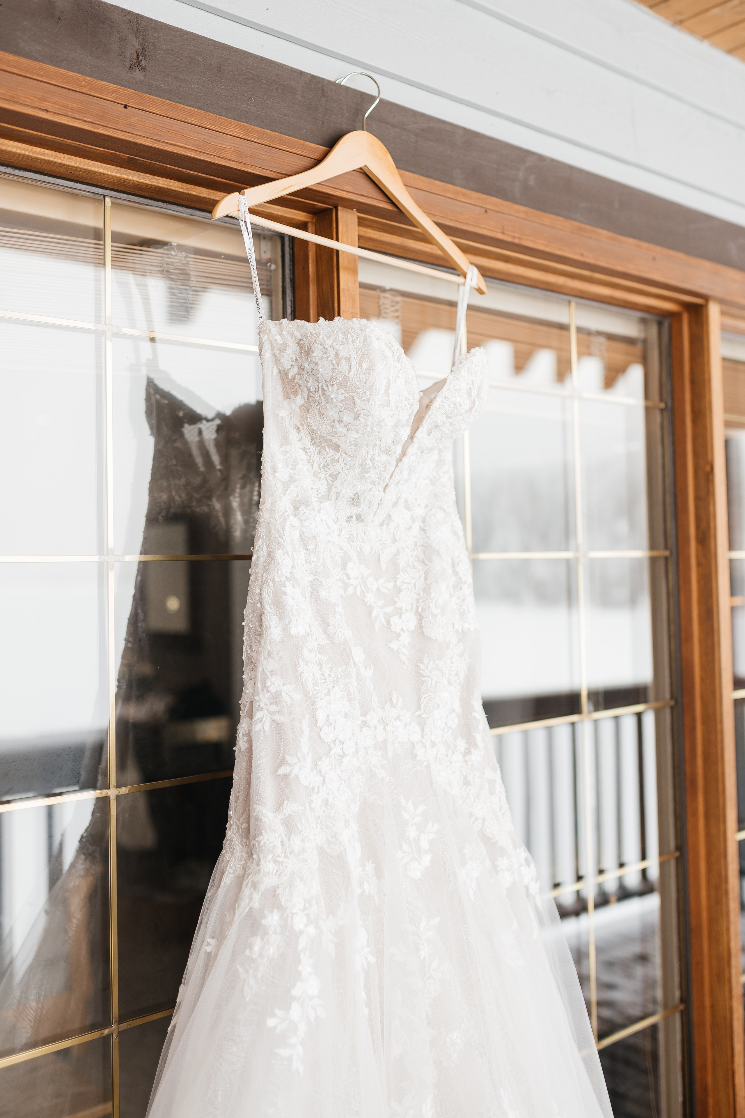 Winter wedding. Emerald lake lodge. Affordable Photographer in Calgary — Tetiana Shuhai