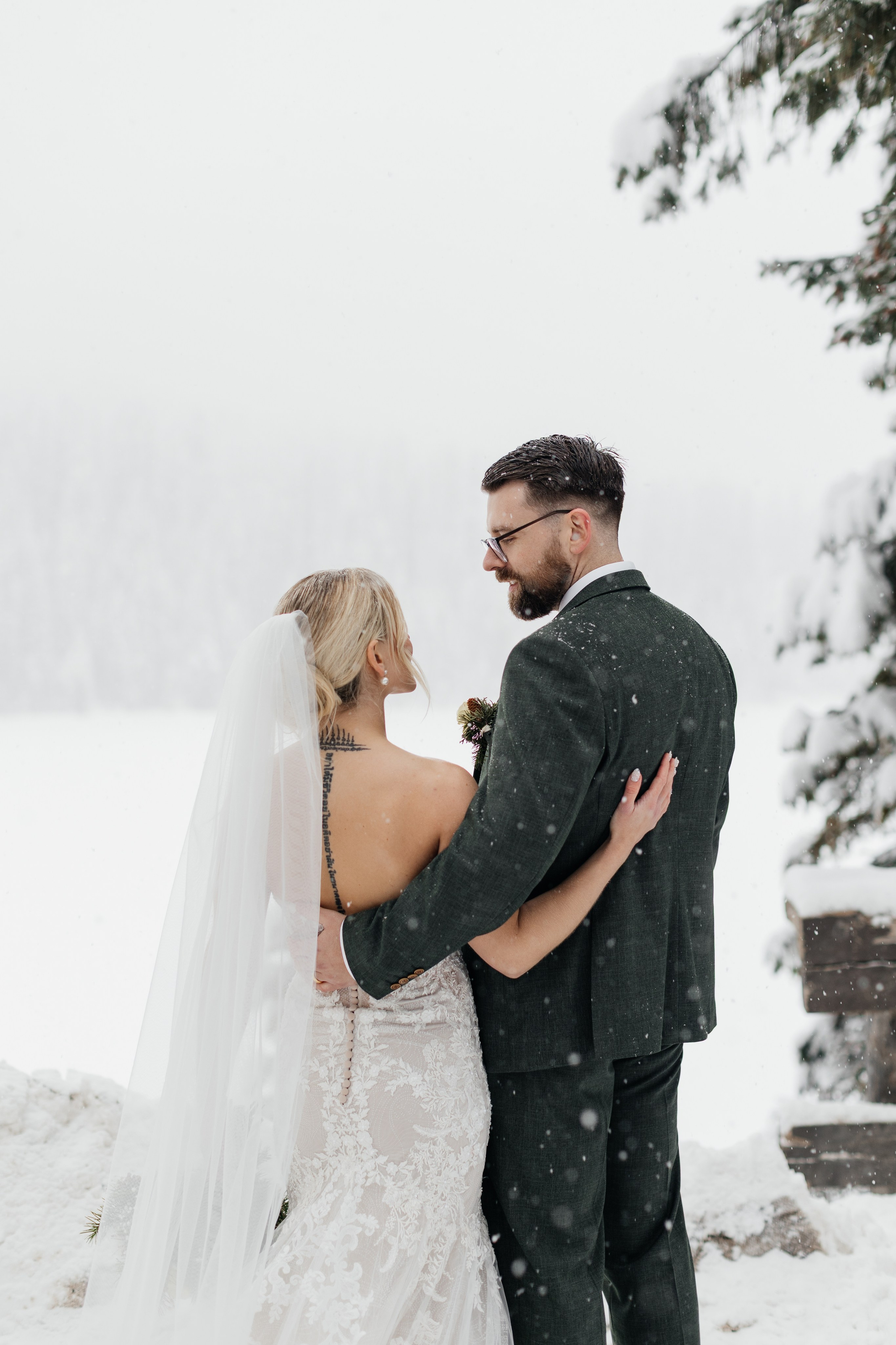 Winter wedding. Emerald lake lodge. Affordable Photographer in Calgary — Tetiana Shuhai