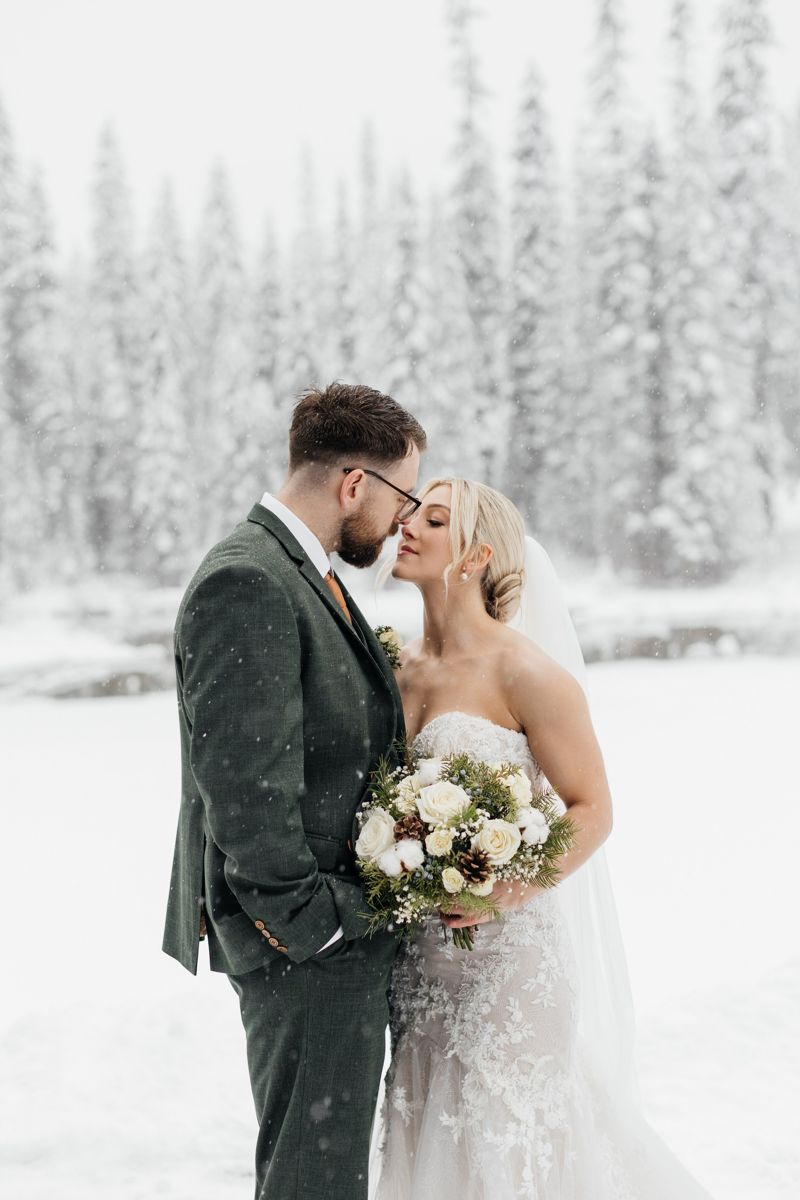 Winter wedding. Emerald lake lodge. Affordable Photographer in Calgary — Tetiana Shuhai