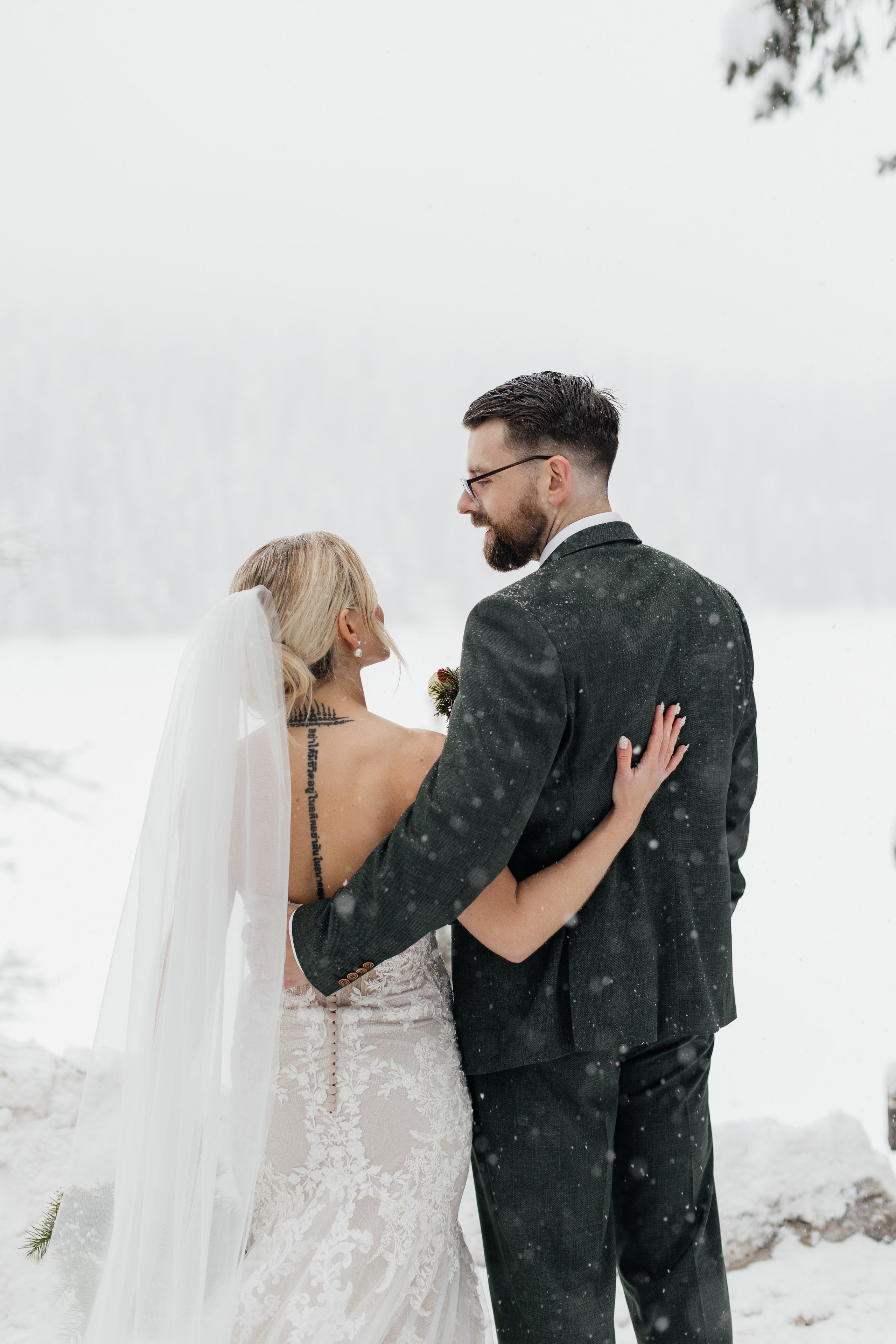 Winter wedding. Emerald lake lodge. Affordable Photographer in Calgary — Tetiana Shuhai