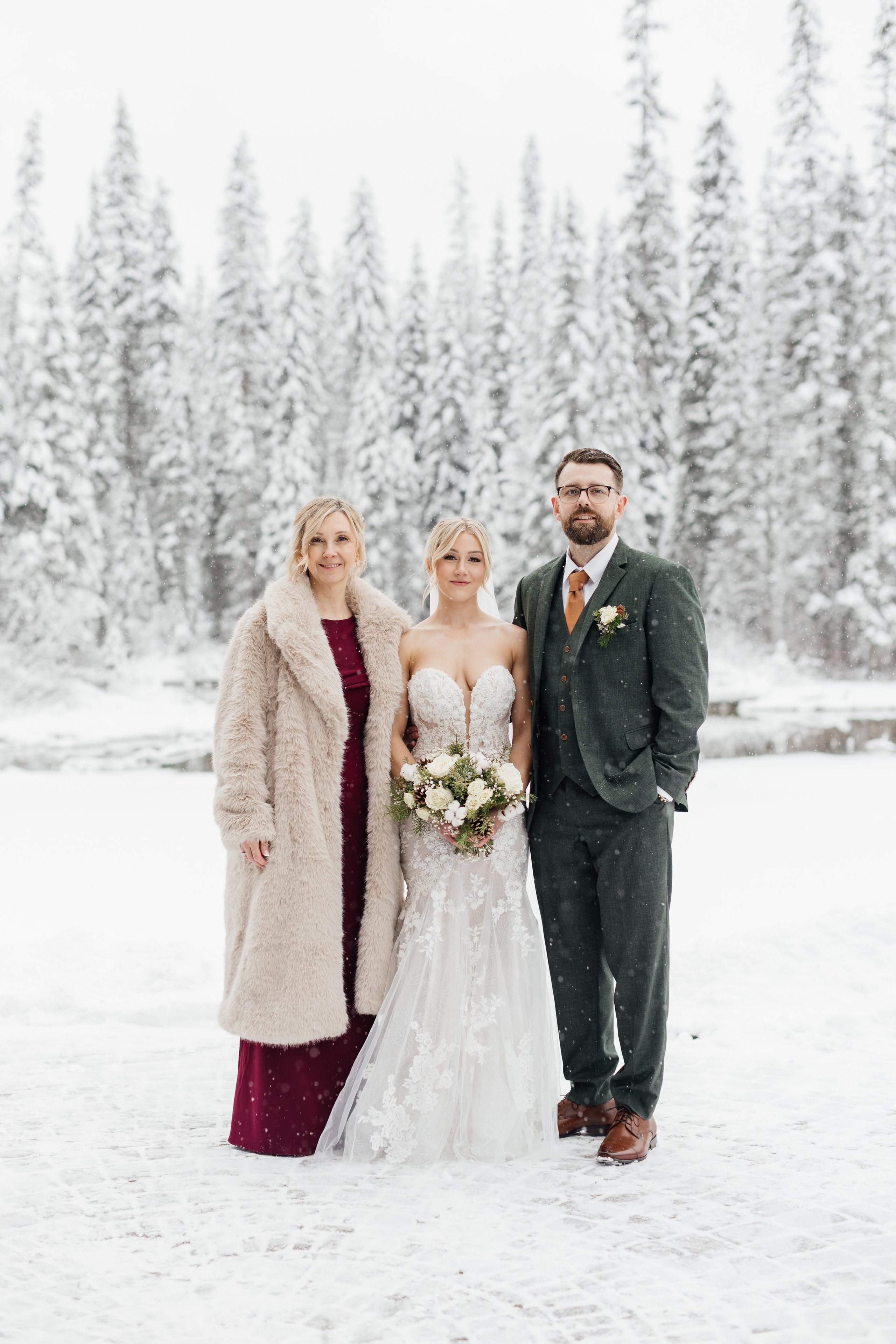 Winter wedding. Emerald lake lodge. Affordable Photographer in Calgary — Tetiana Shuhai