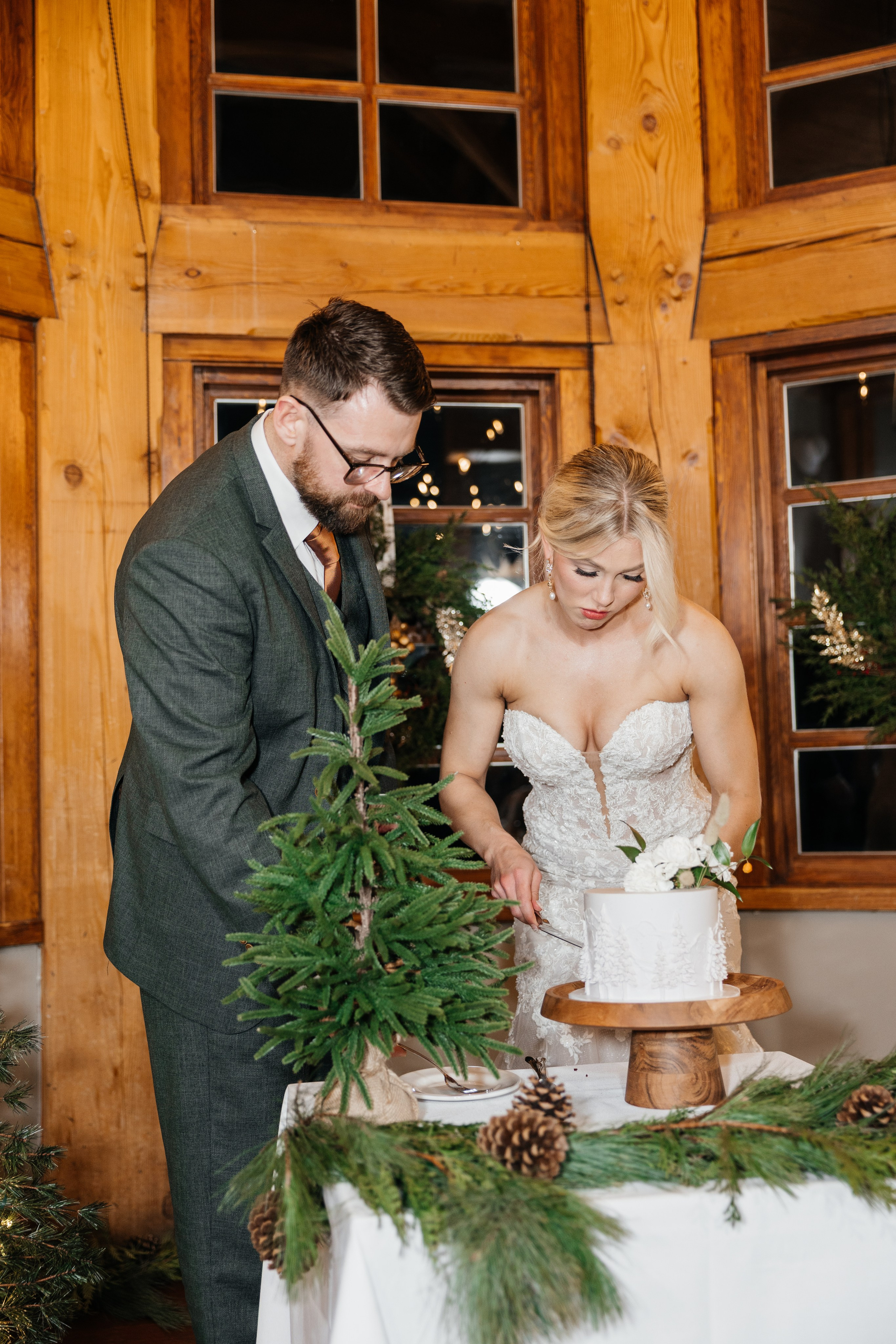 Winter wedding. Emerald lake lodge. Affordable Photographer in Calgary — Tetiana Shuhai