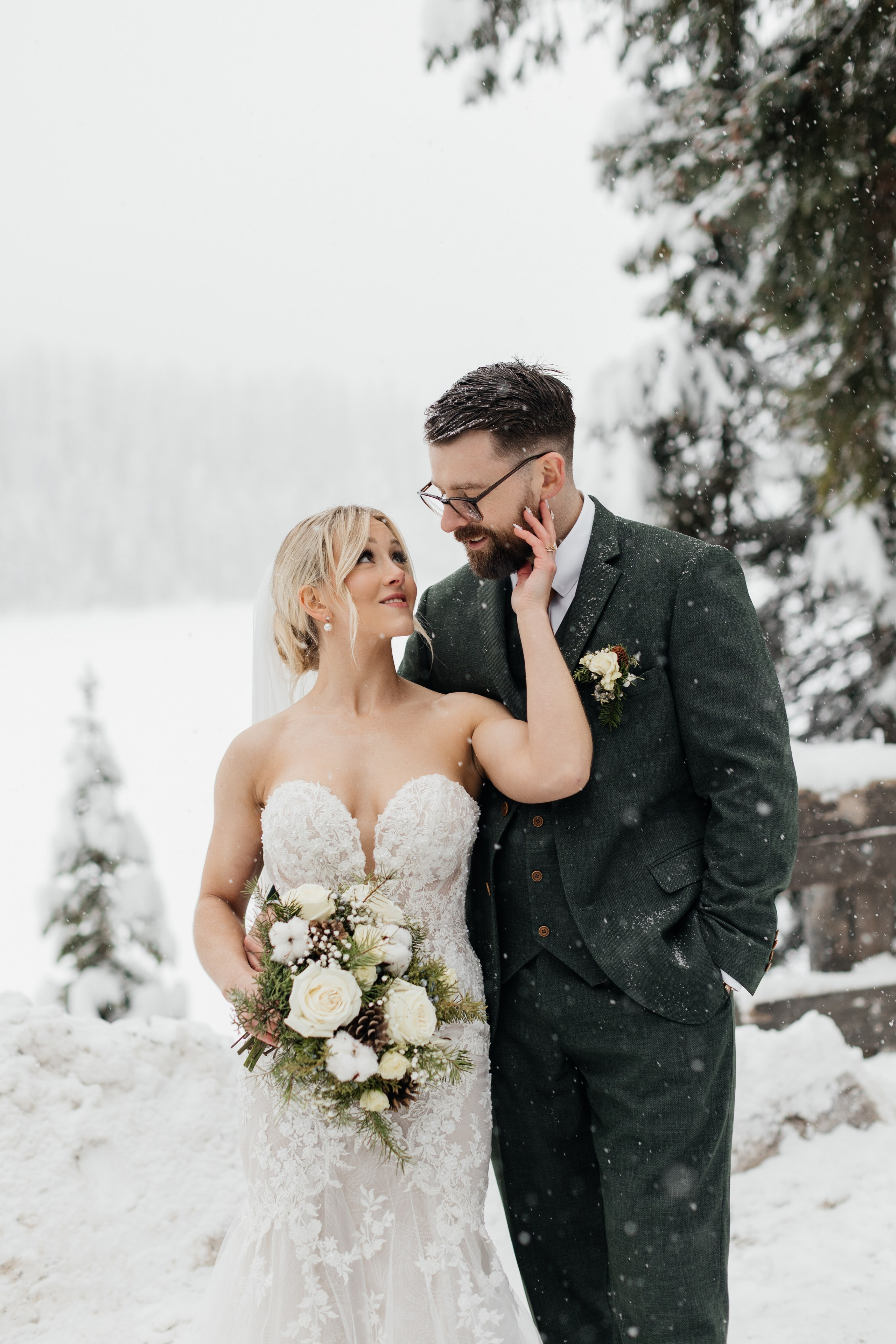 Winter wedding. Emerald lake lodge. Affordable Photographer in Calgary — Tetiana Shuhai