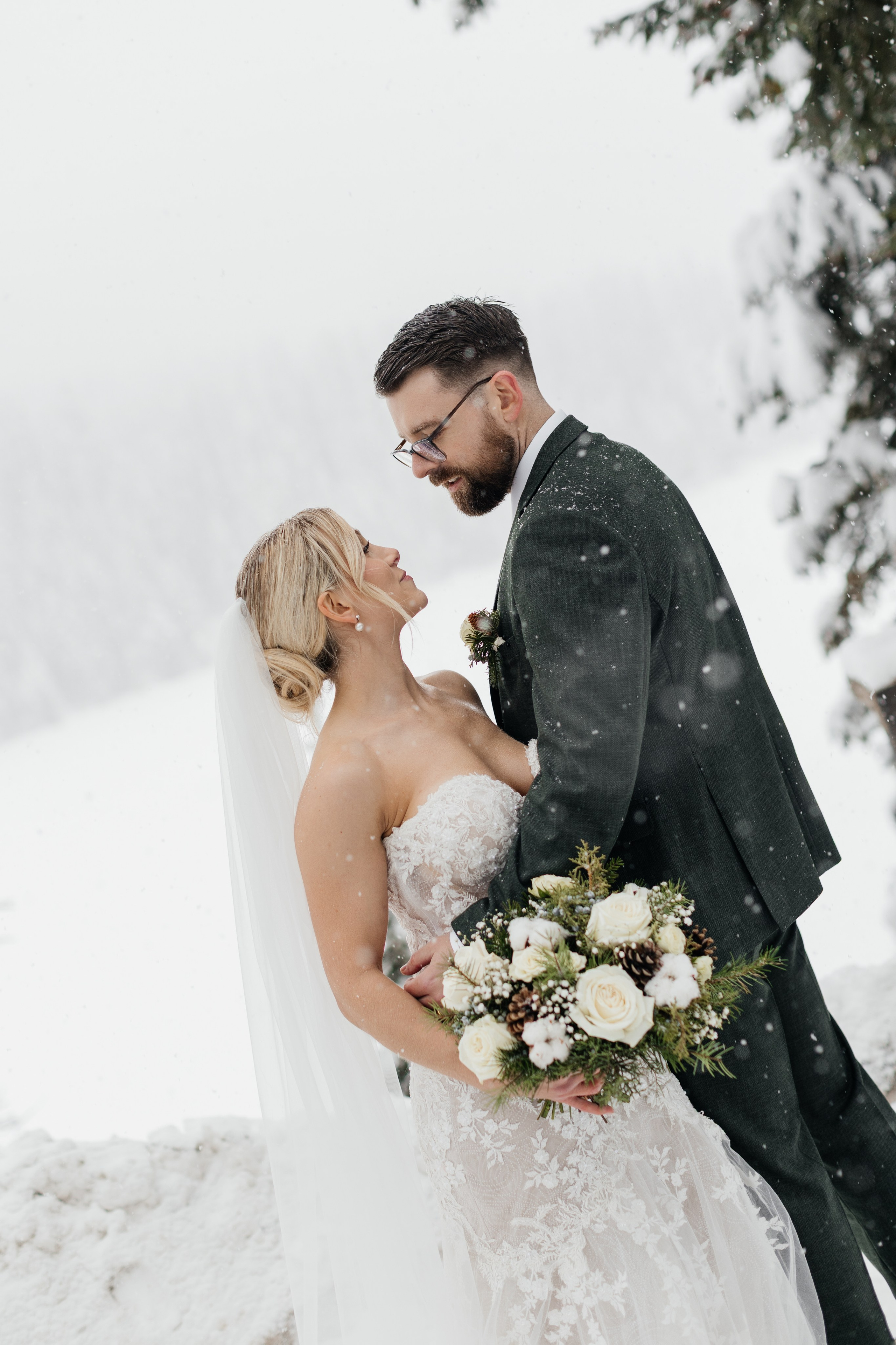 Winter wedding. Emerald lake lodge. Affordable Photographer in Calgary — Tetiana Shuhai