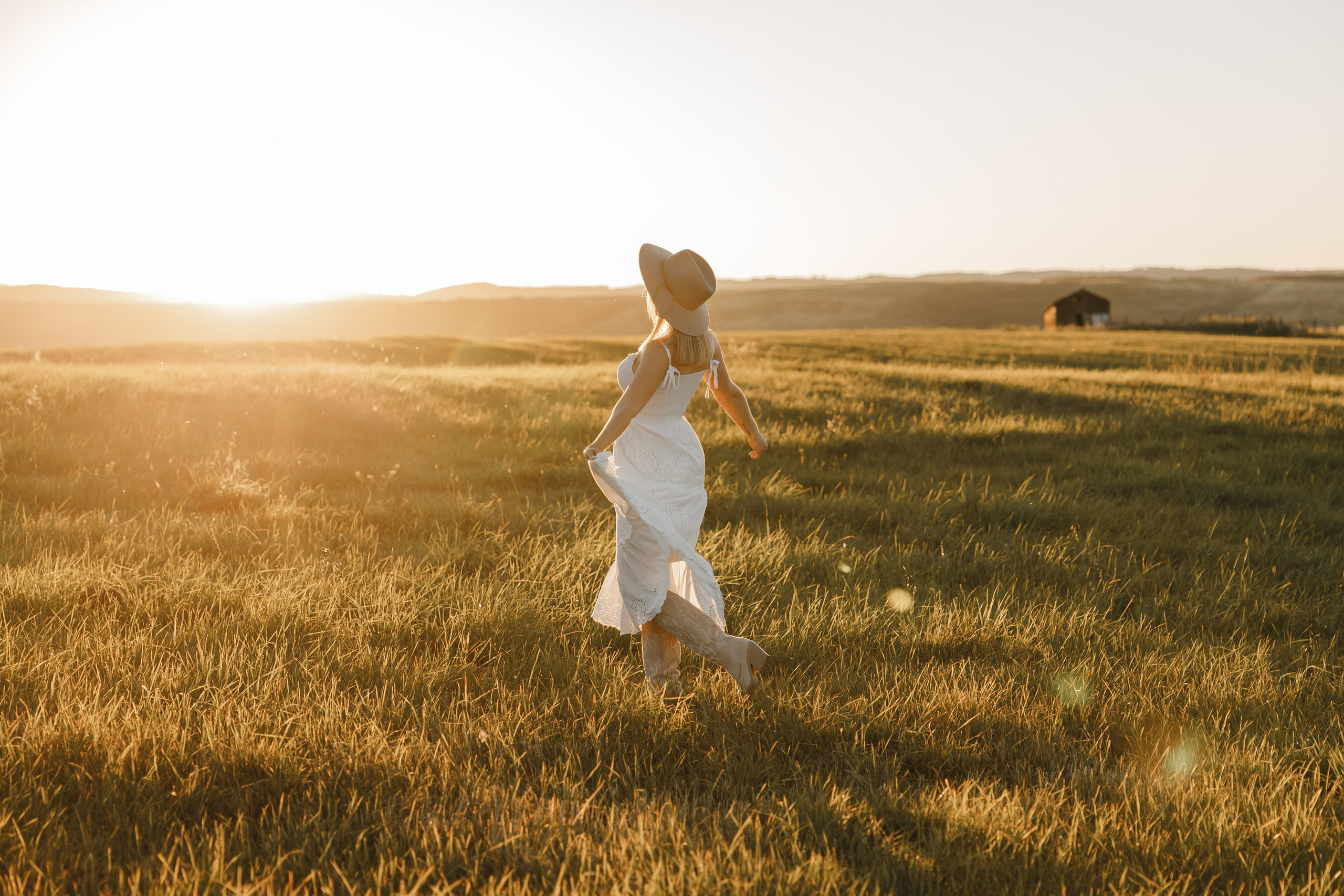 Maria. Sunset photoshoot with hourse