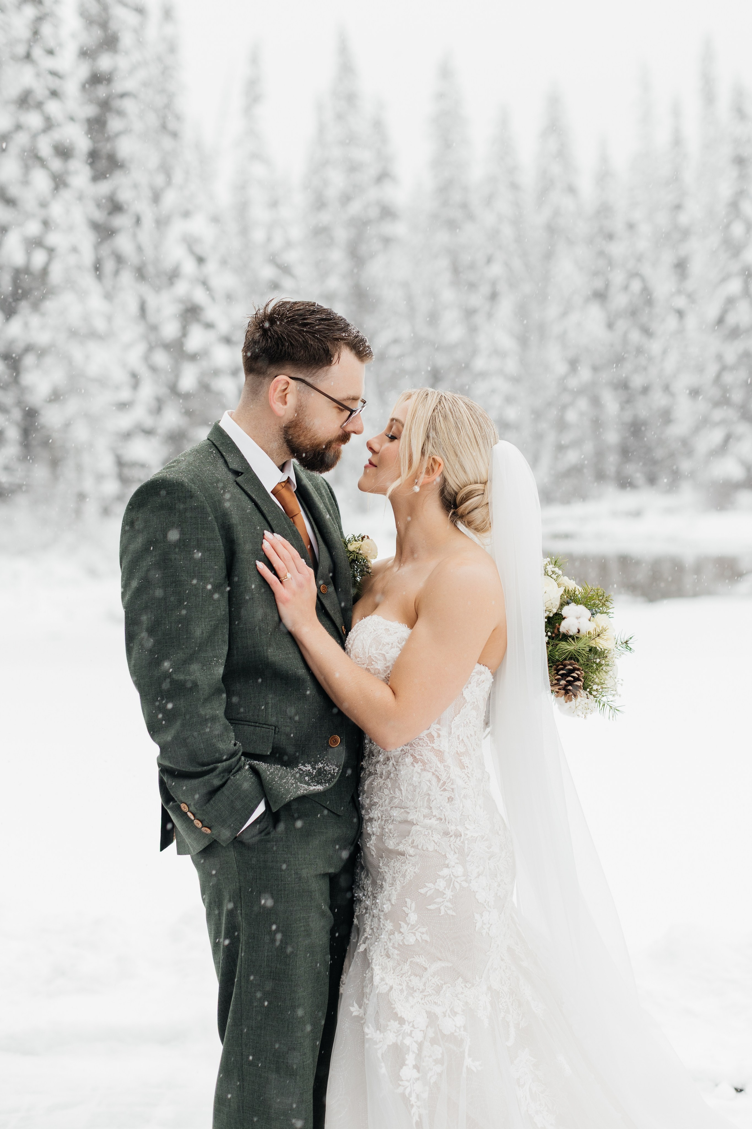 Winter wedding. Emerald lake lodge. Affordable Photographer in Calgary — Tetiana Shuhai