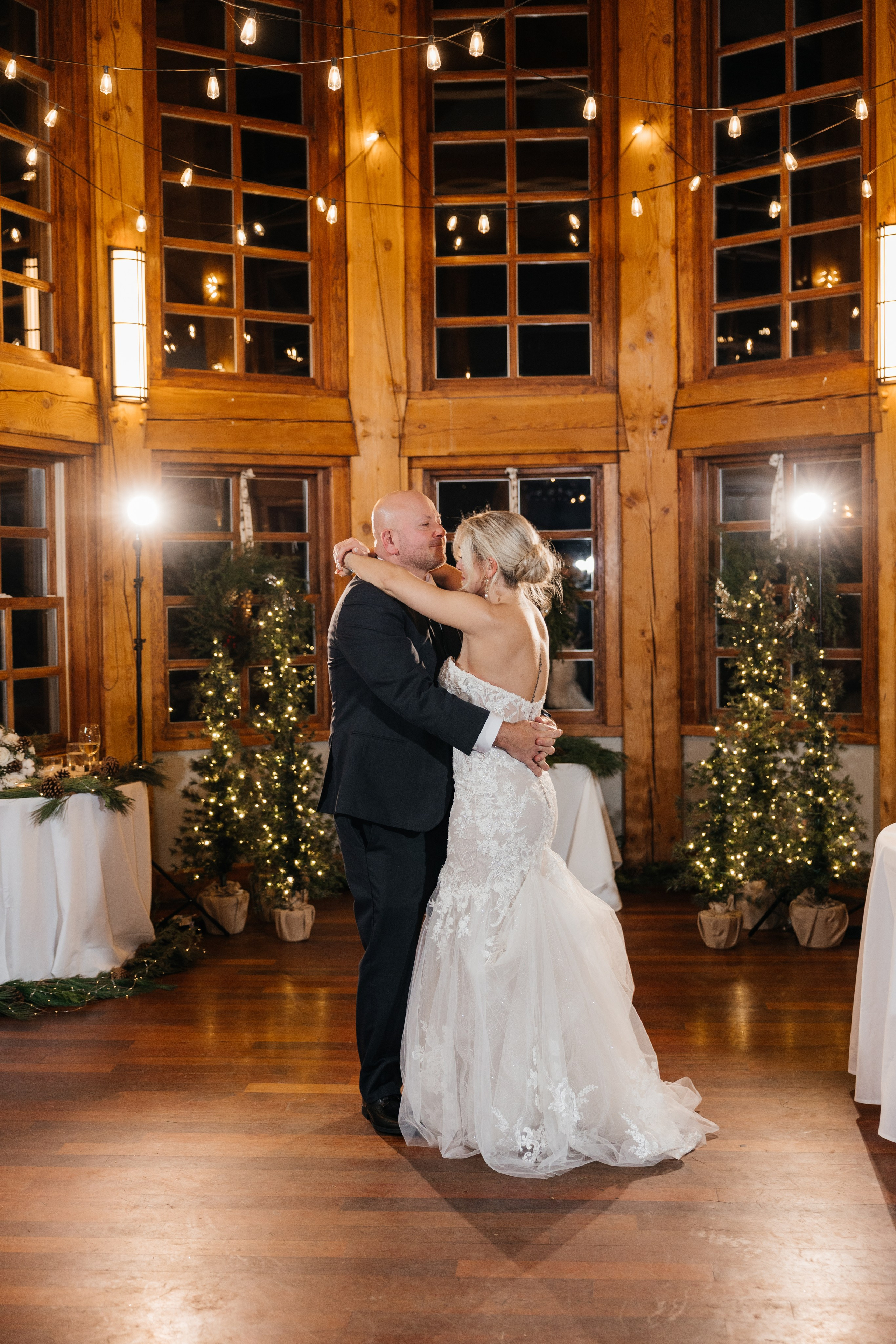 Winter wedding. Emerald lake lodge. Affordable Photographer in Calgary — Tetiana Shuhai