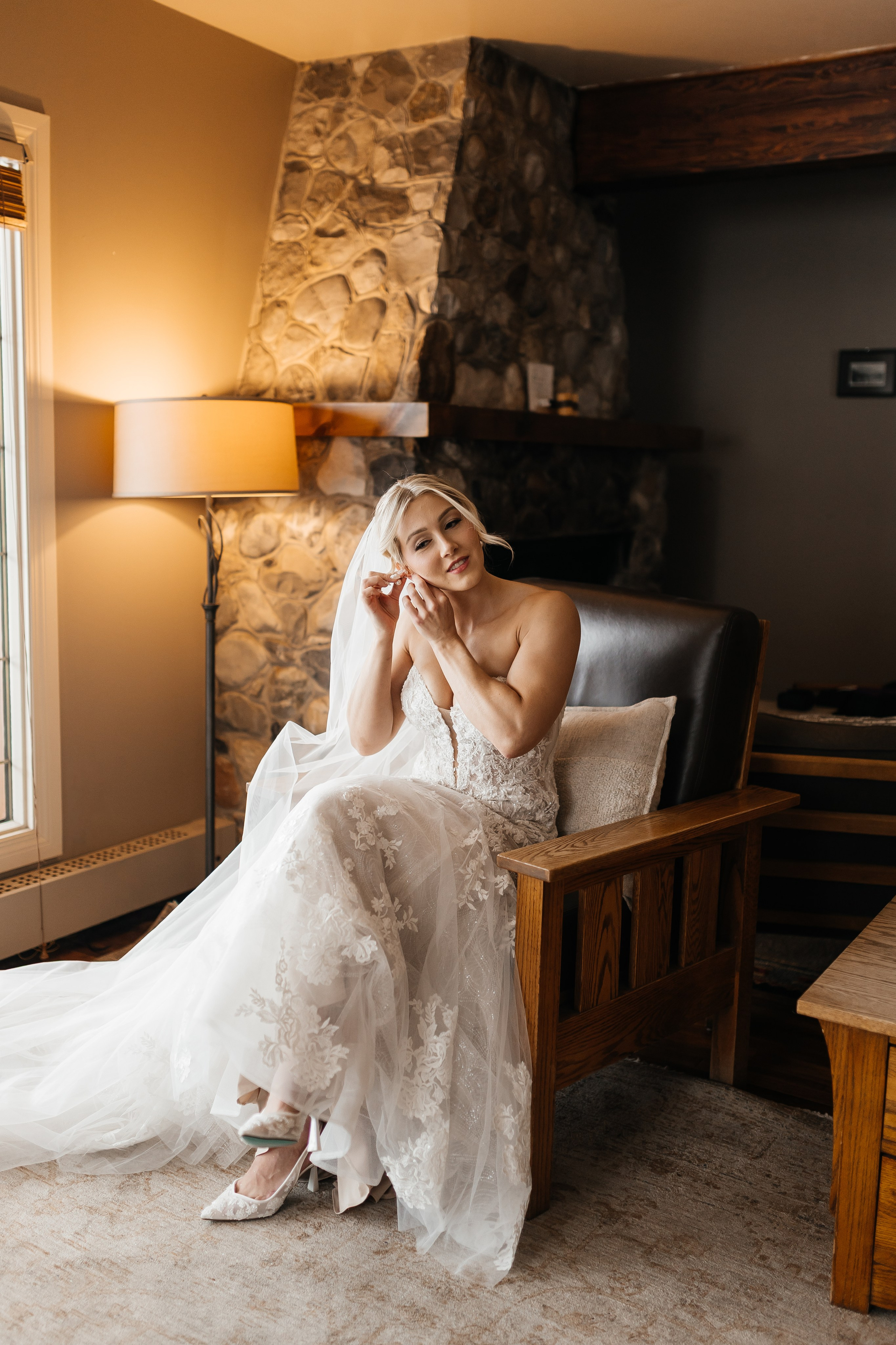Winter wedding. Emerald lake lodge. Affordable Photographer in Calgary — Tetiana Shuhai