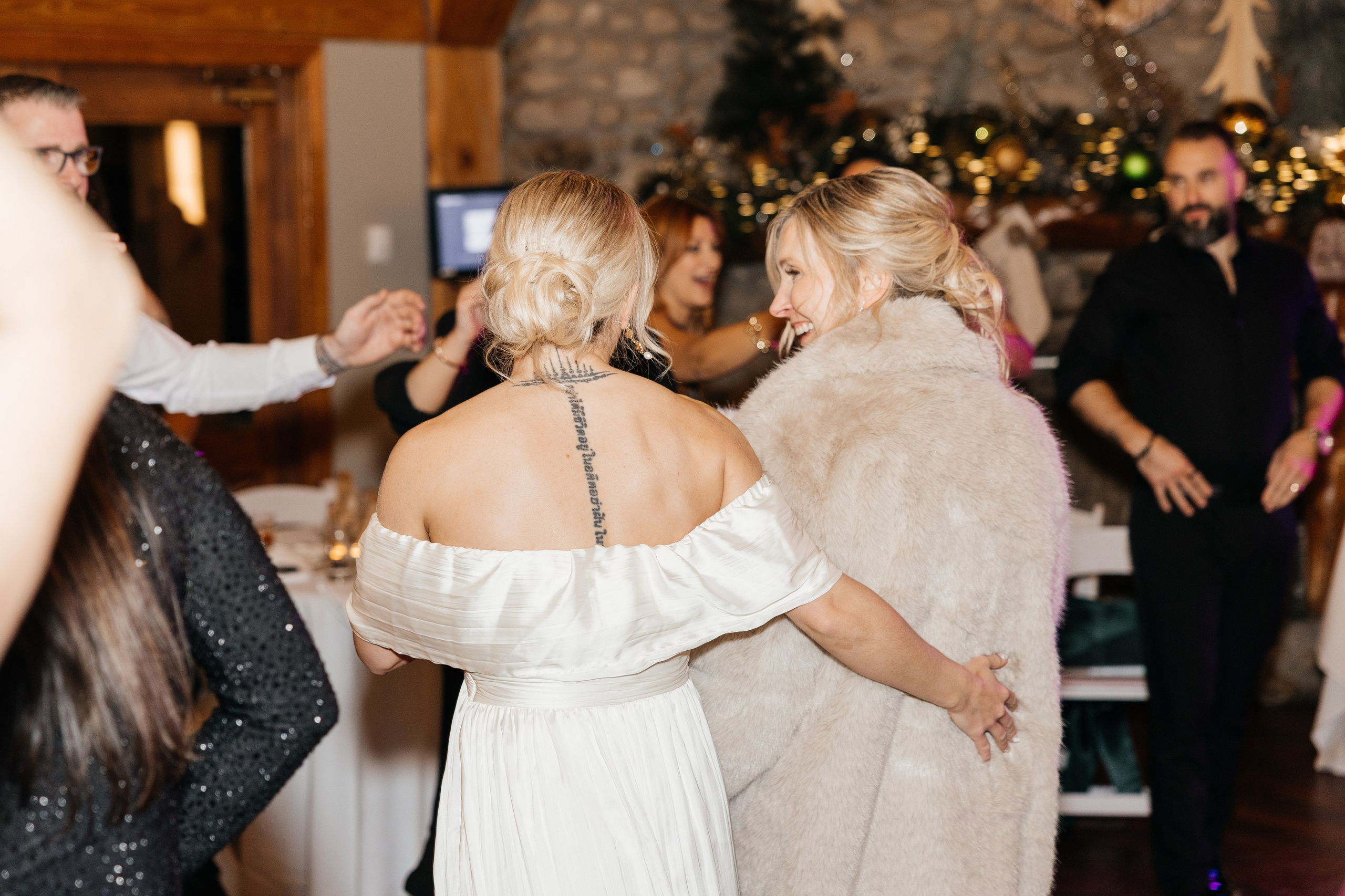 Winter wedding. Emerald lake lodge. Affordable Photographer in Calgary — Tetiana Shuhai