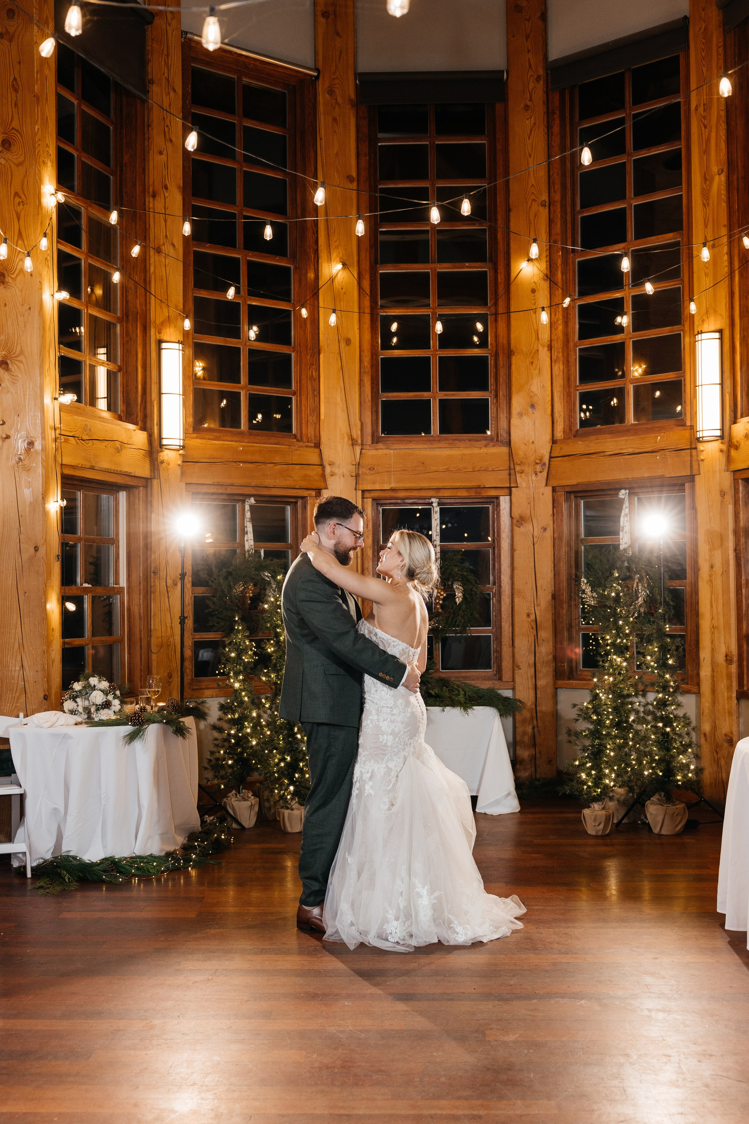 Winter wedding. Emerald lake lodge. Affordable Photographer in Calgary — Tetiana Shuhai