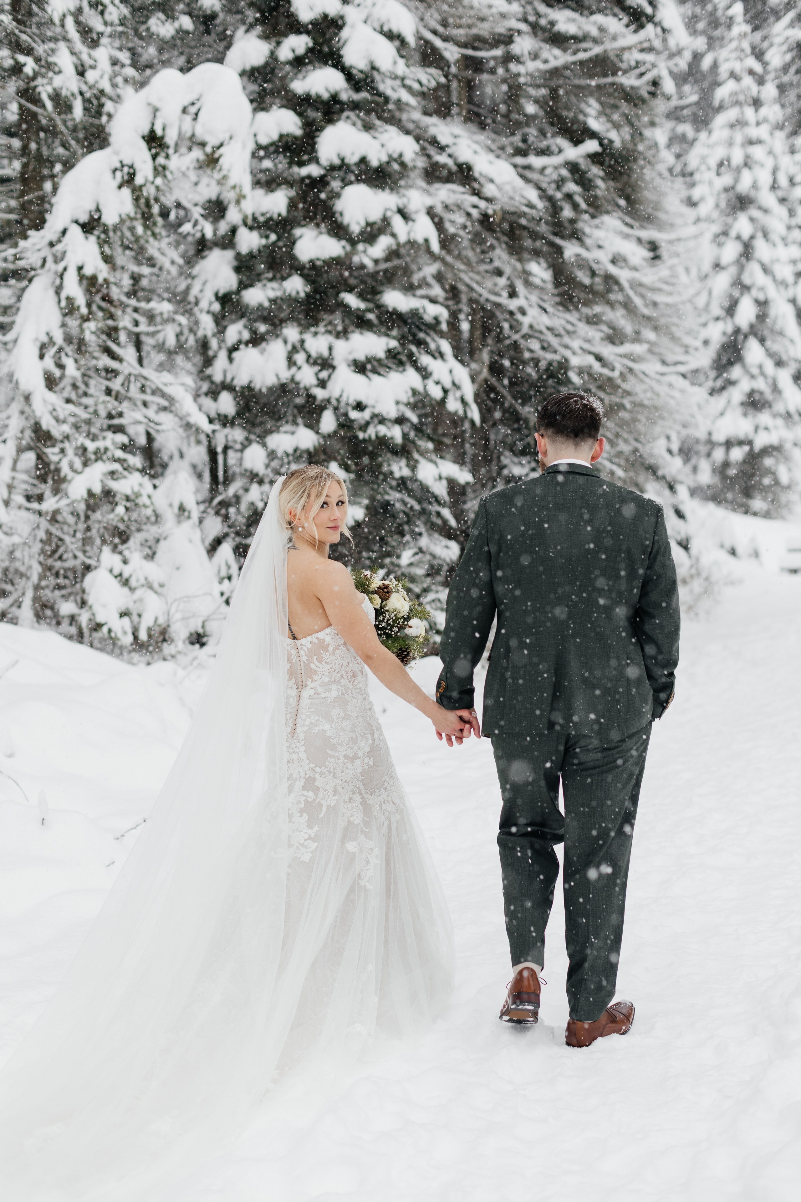 Winter wedding. Emerald lake lodge. Affordable Photographer in Calgary — Tetiana Shuhai