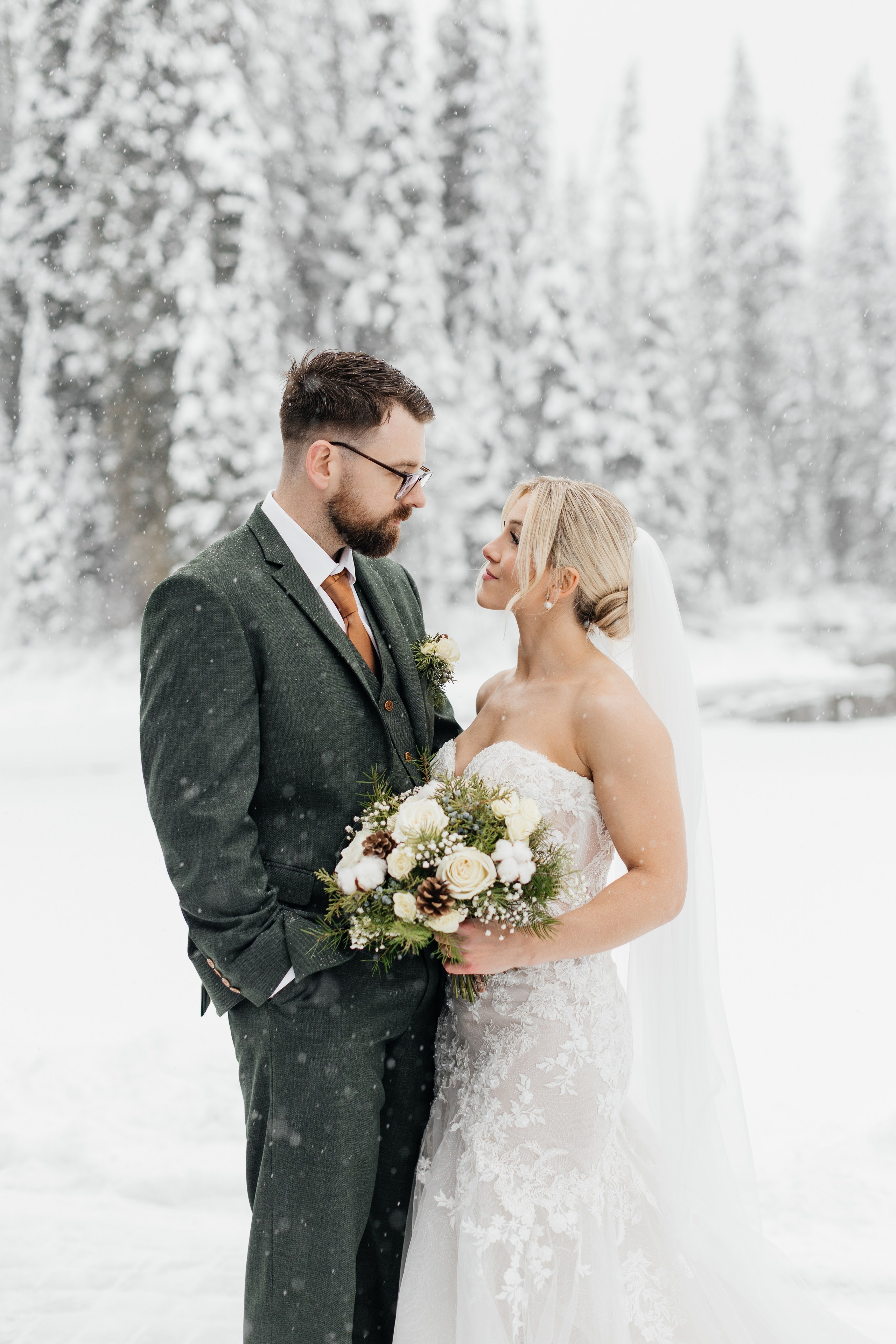 Winter wedding. Emerald lake lodge. Affordable Photographer in Calgary — Tetiana Shuhai