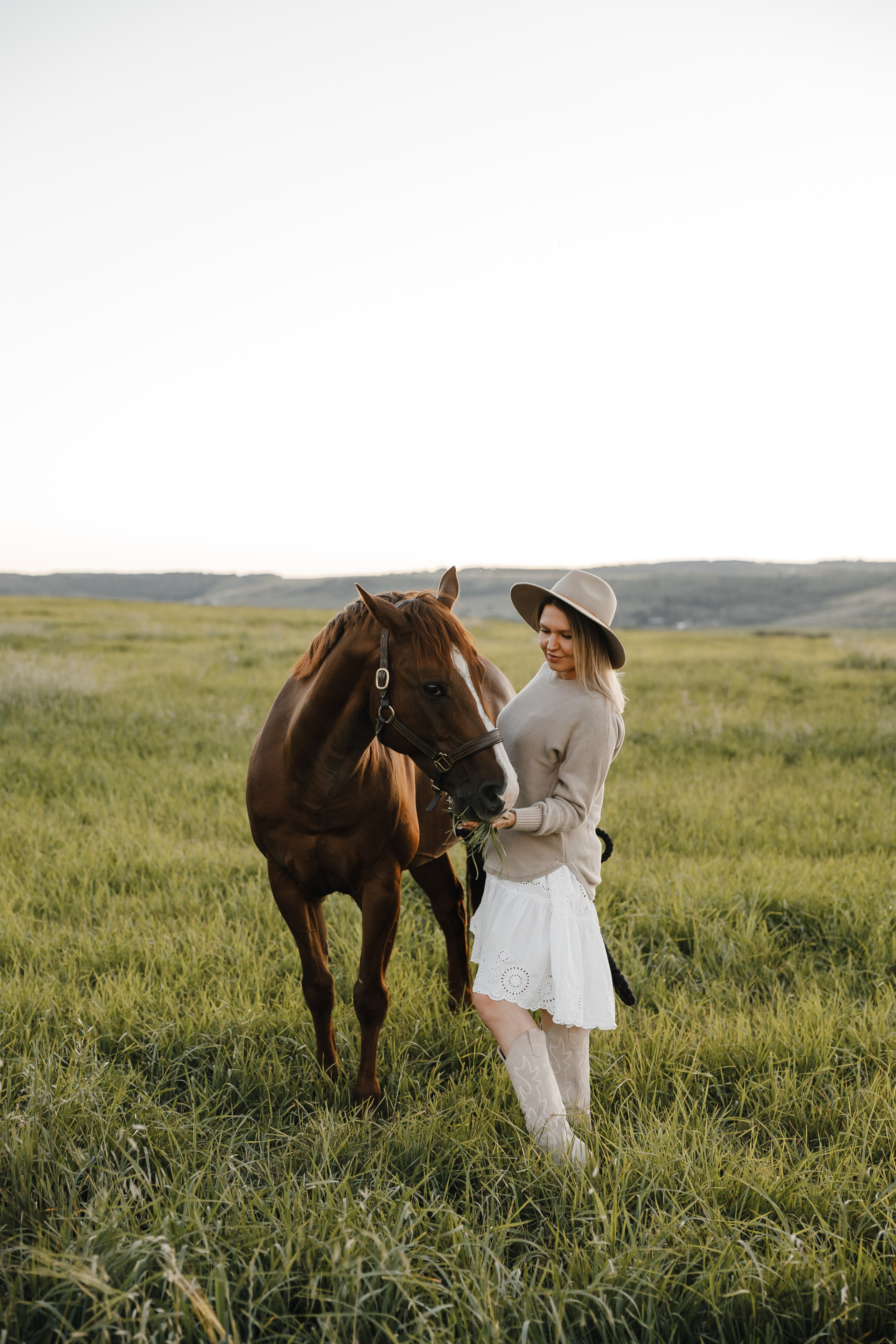 Maria. Sunset photoshoot with hourse
