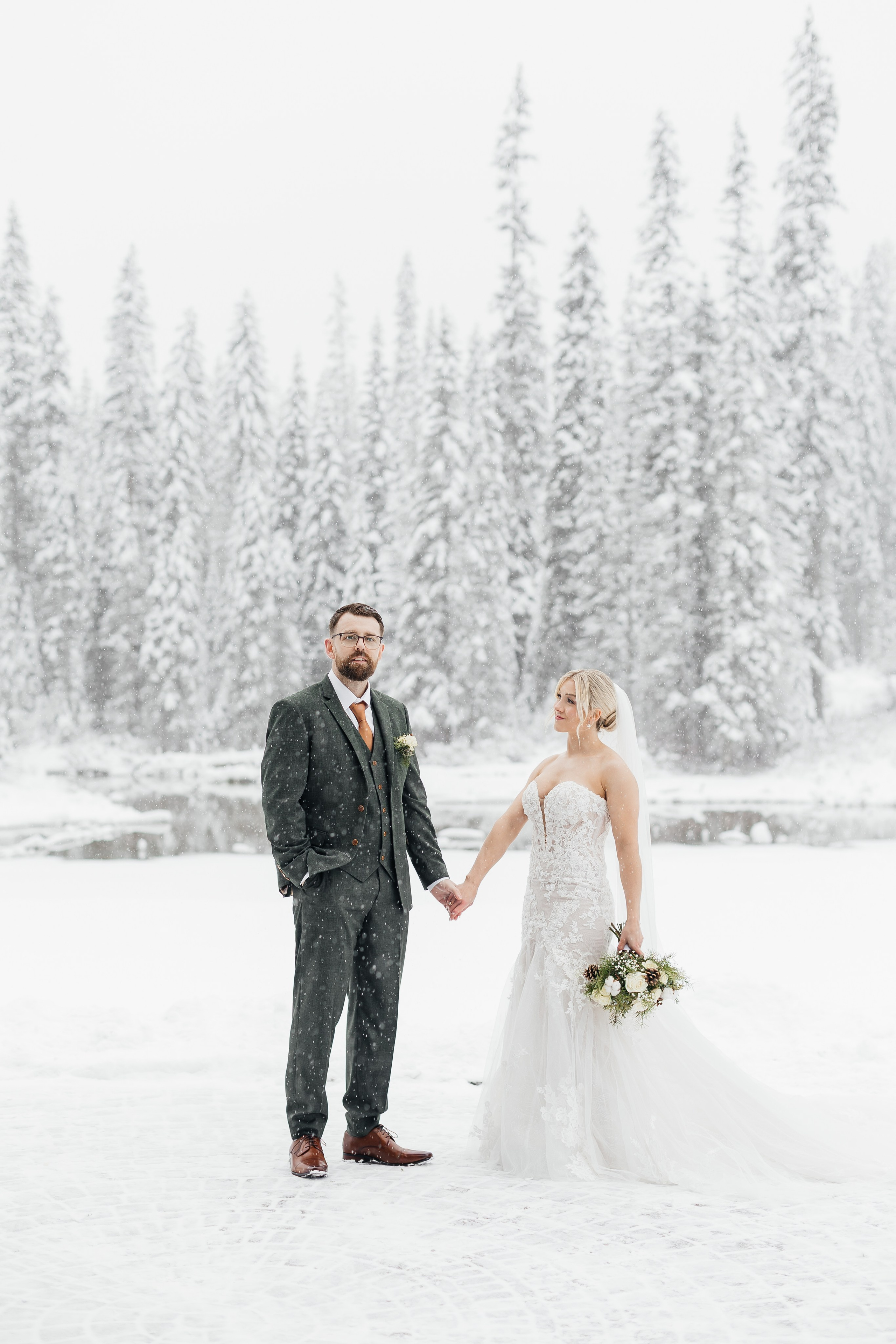 Winter wedding. Emerald lake lodge. Affordable Photographer in Calgary — Tetiana Shuhai