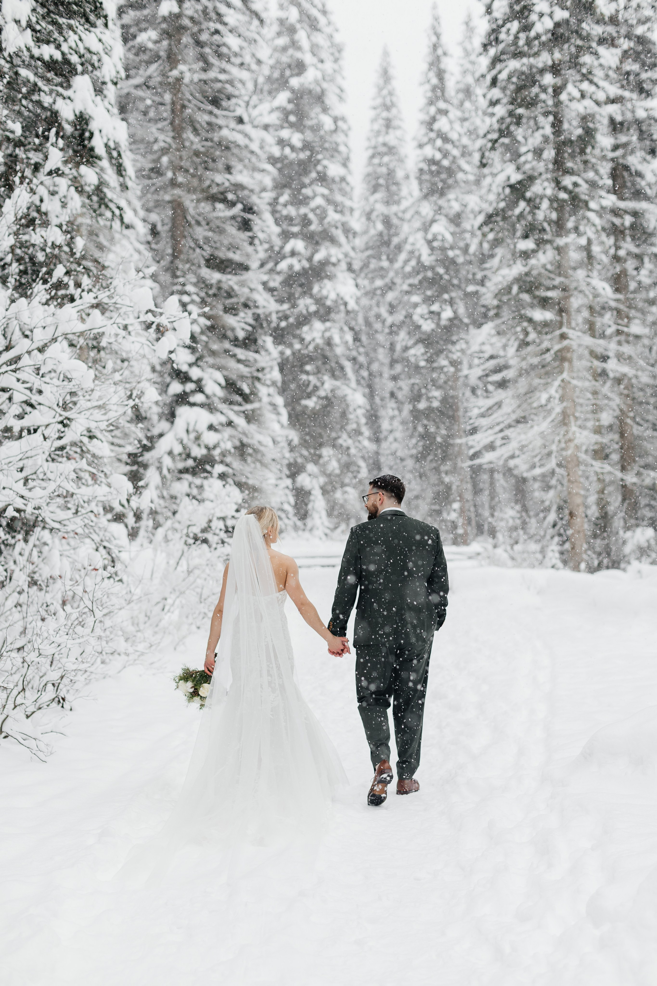 Winter wedding. Emerald lake lodge. Affordable Photographer in Calgary — Tetiana Shuhai