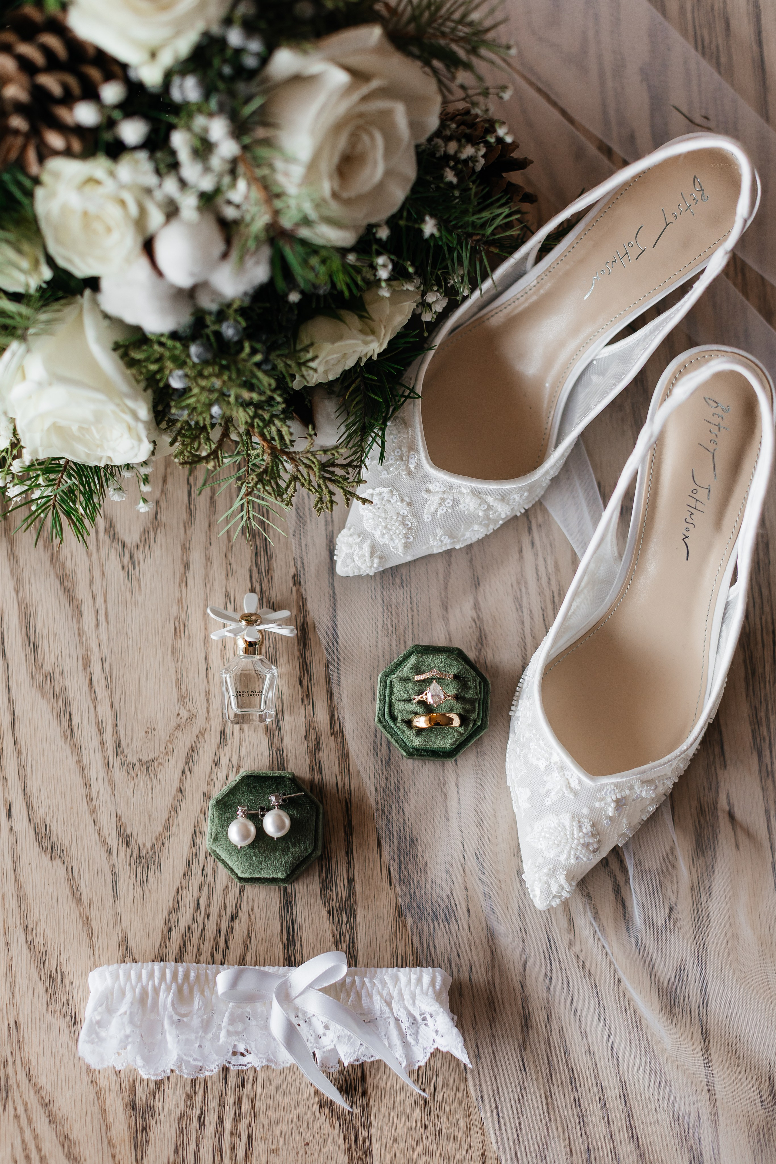 Winter wedding. Emerald lake lodge. Affordable Photographer in Calgary — Tetiana Shuhai