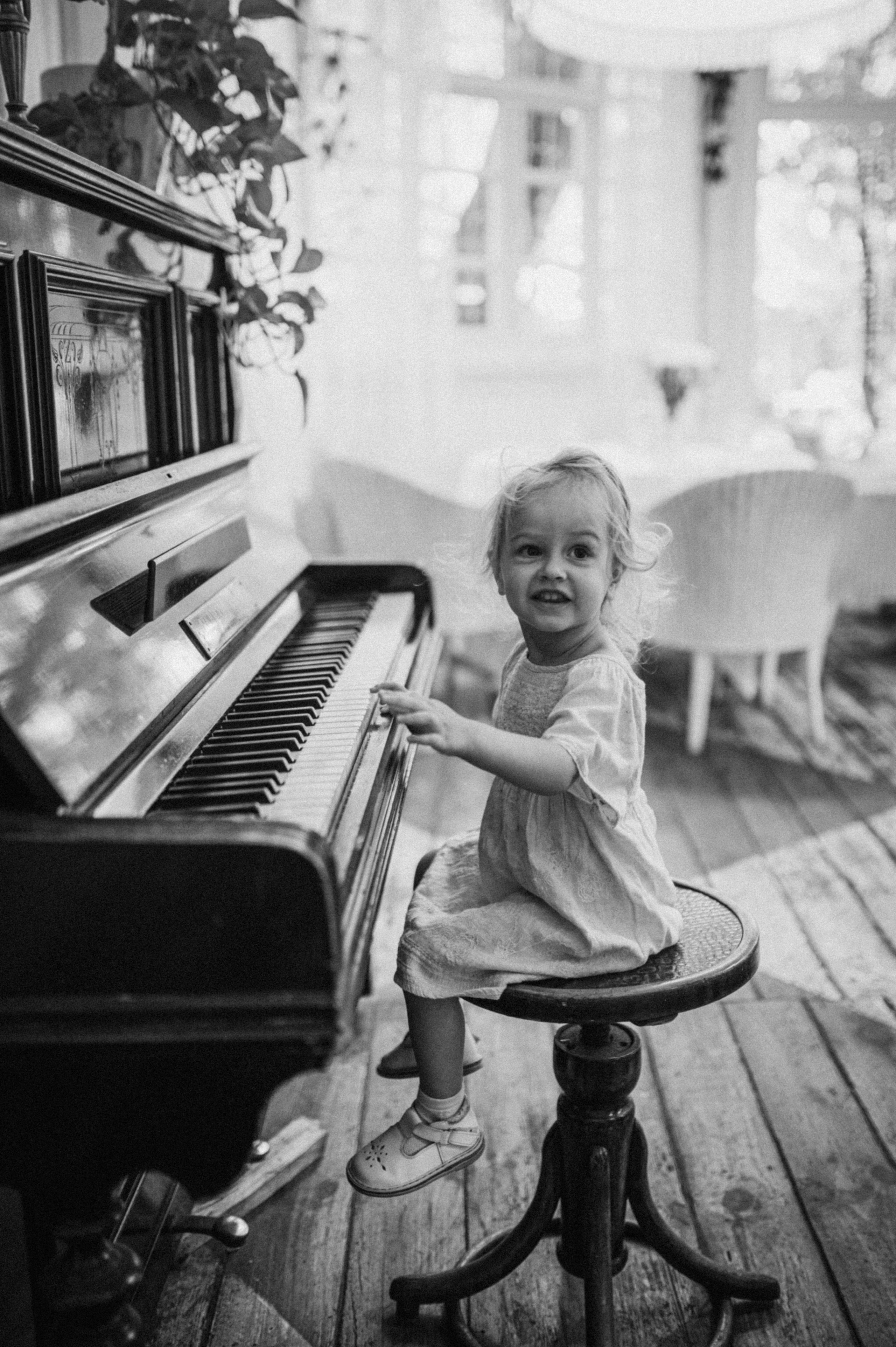 Marina, Sasha & Amelia. Family photography in Europe. Vienna, Bratislava, London, Dublin, Copenhagen, Amsterdam, Barcelona