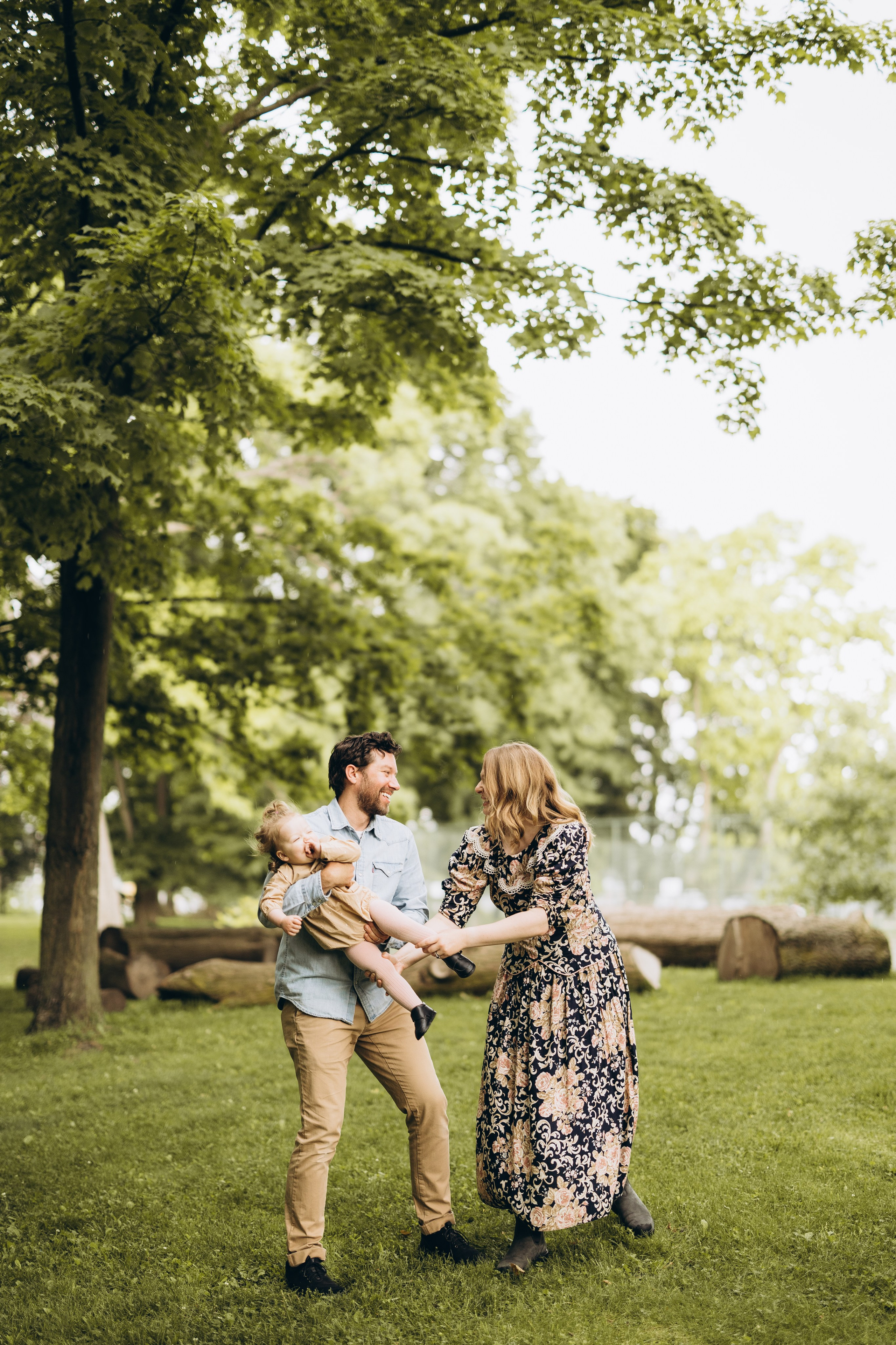 Under the rain. Wedding Photographer Toronto