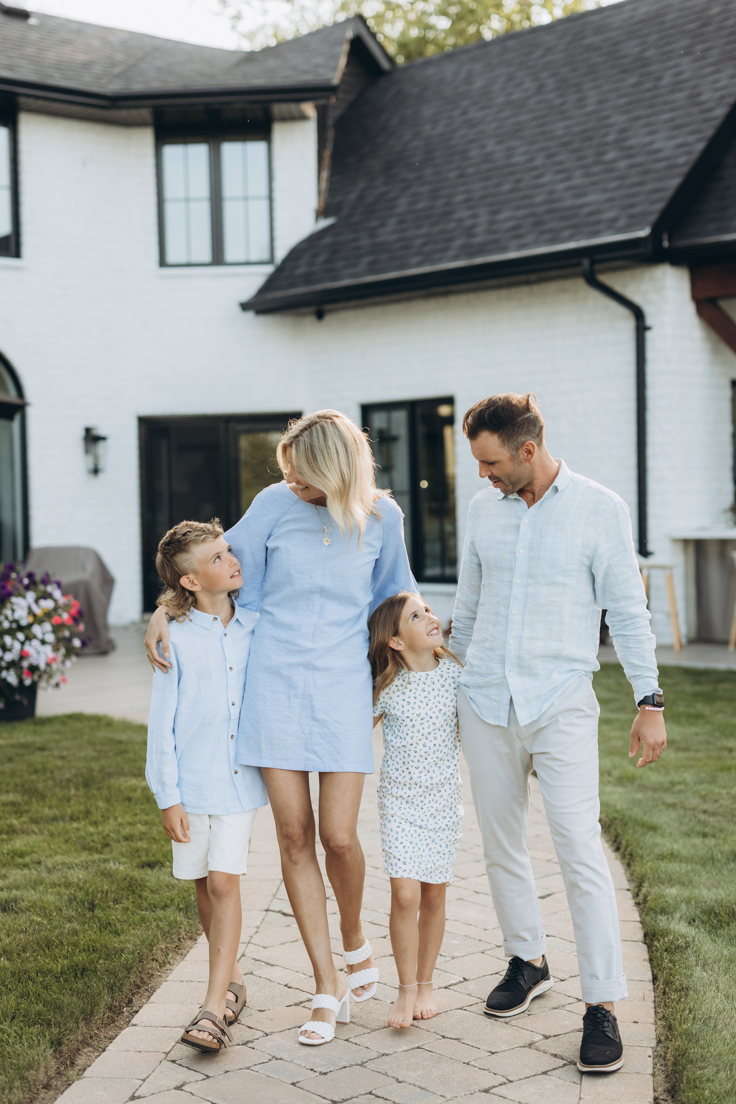 Family time. Wedding Photographer Toronto