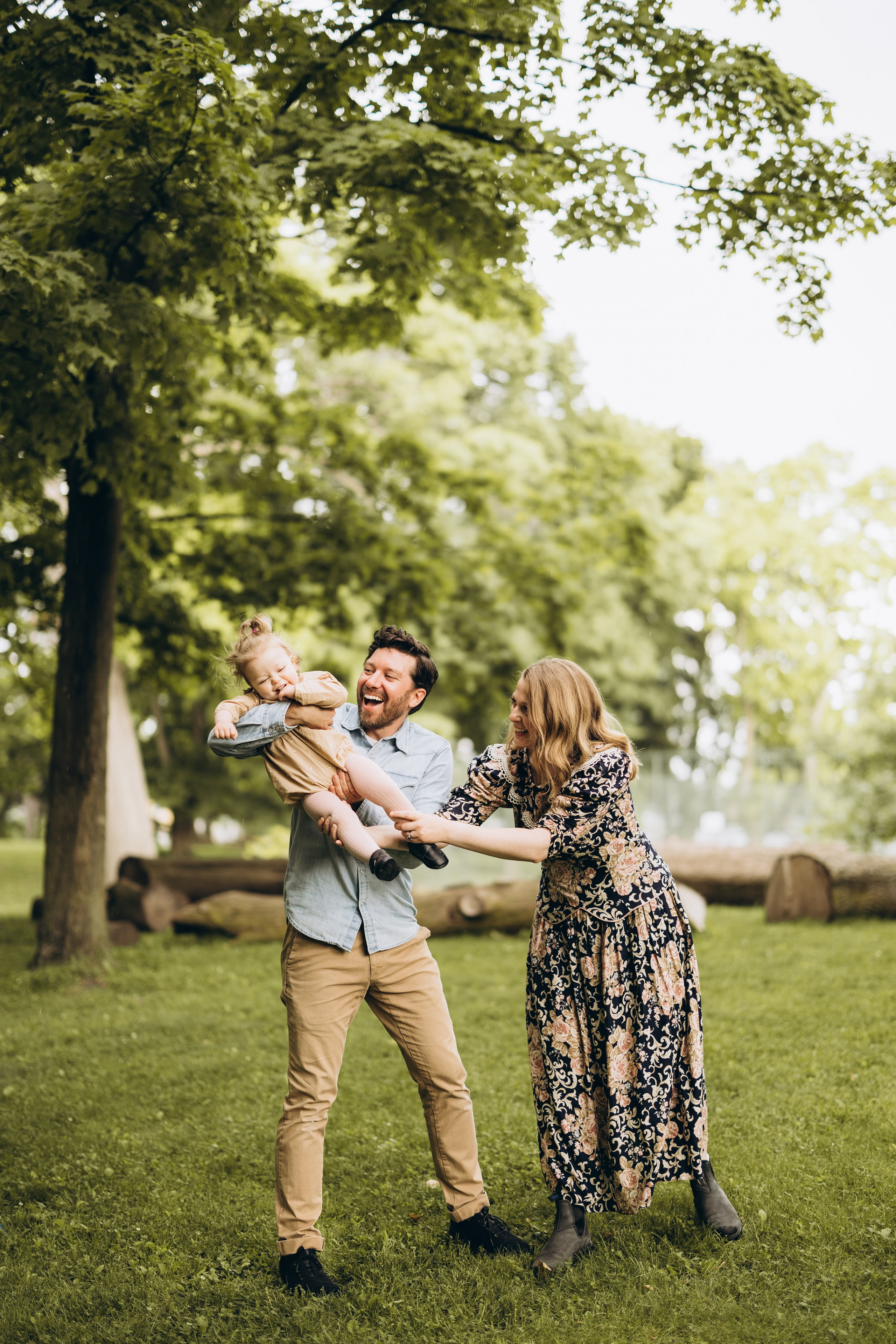 Under the rain. Wedding Photographer Toronto
