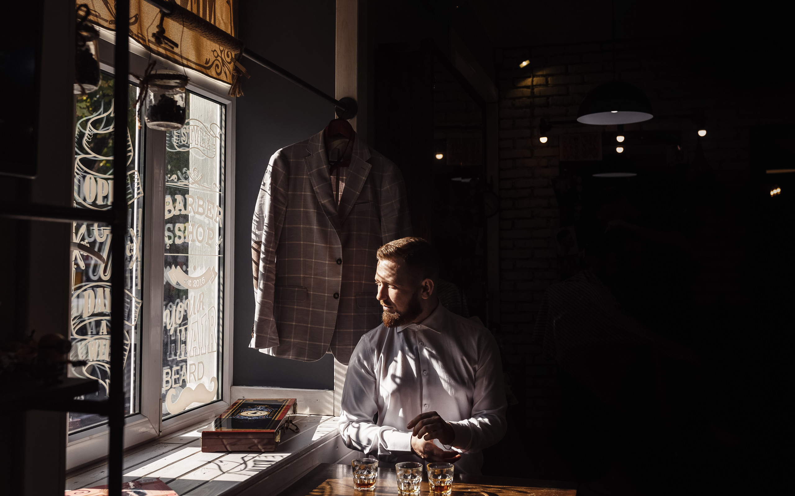 жених сидит в барбершопе