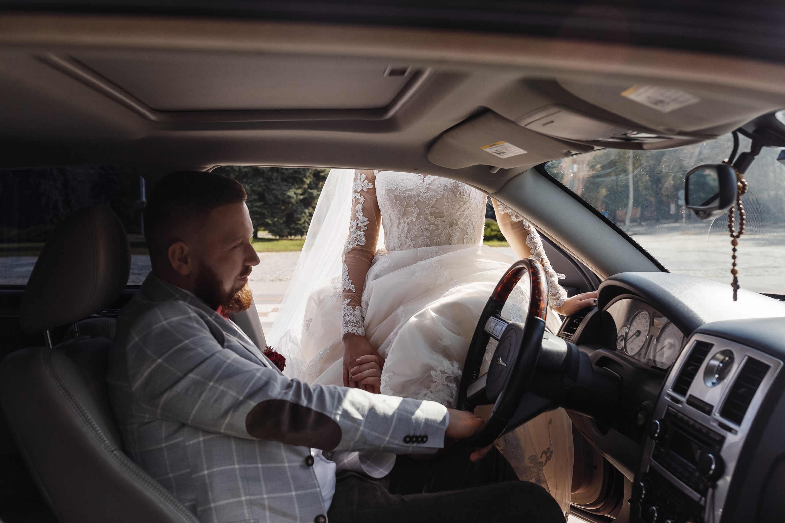 невеста и жених в машине