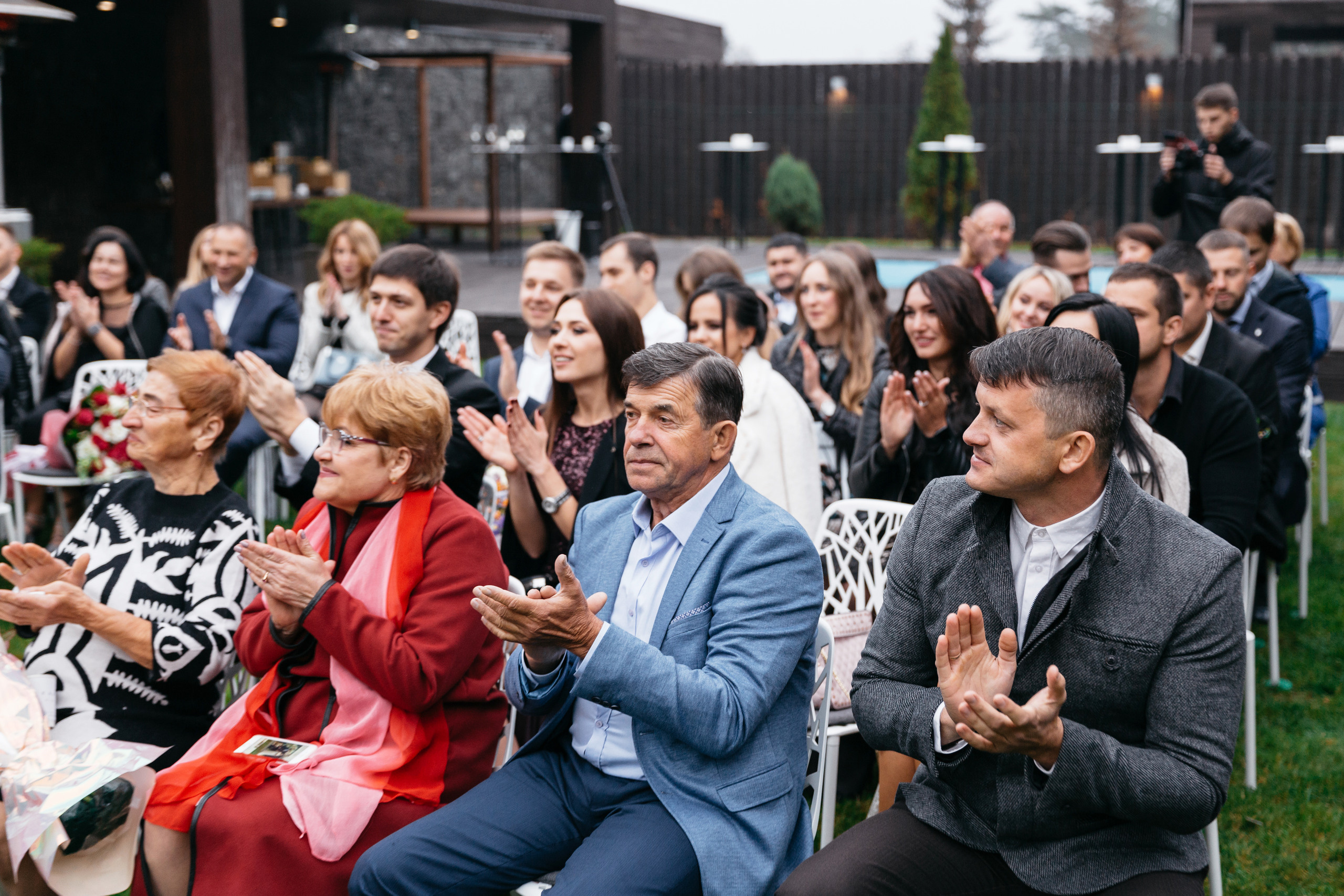 гости во время свадебной церемонии
