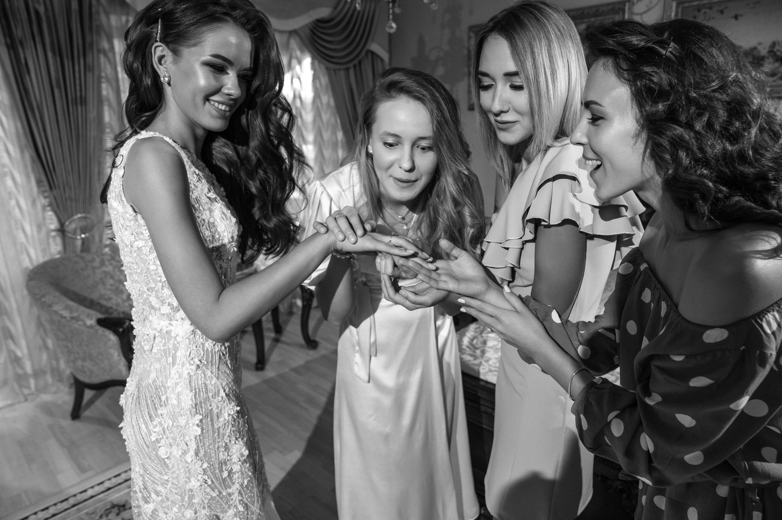 подружки невесты любуются кольцом Кременчуг