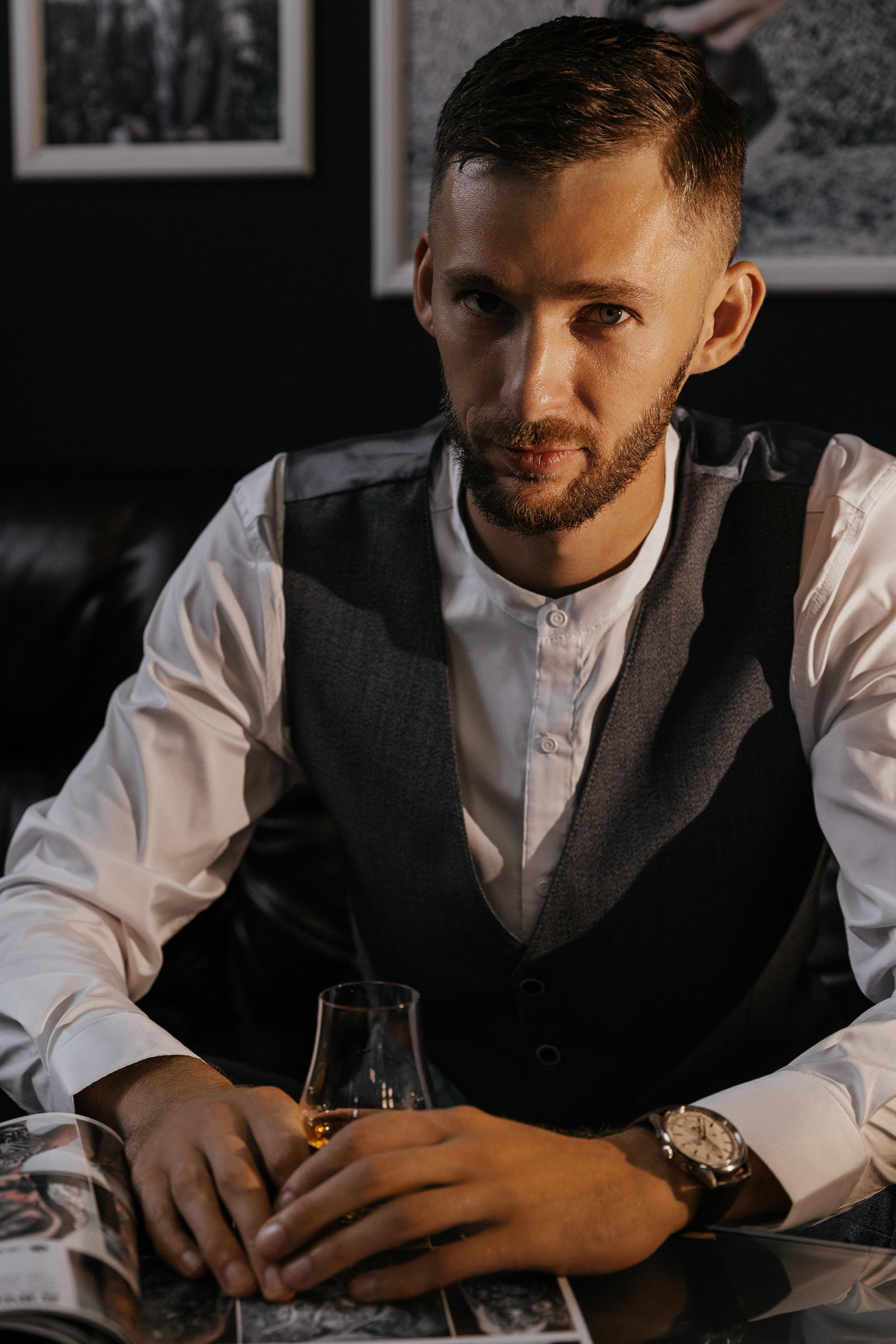 жених сидит в барбершопе портрет