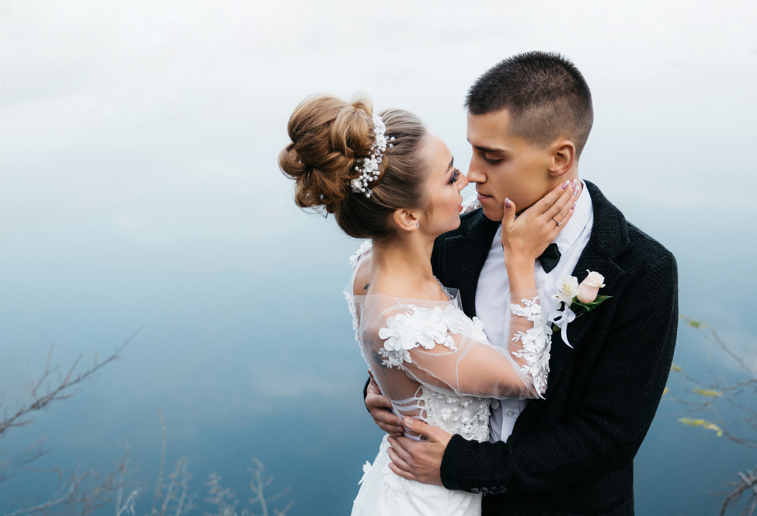 жених обнимает невесту Кременчуг Чикаловский карьер свадьба 